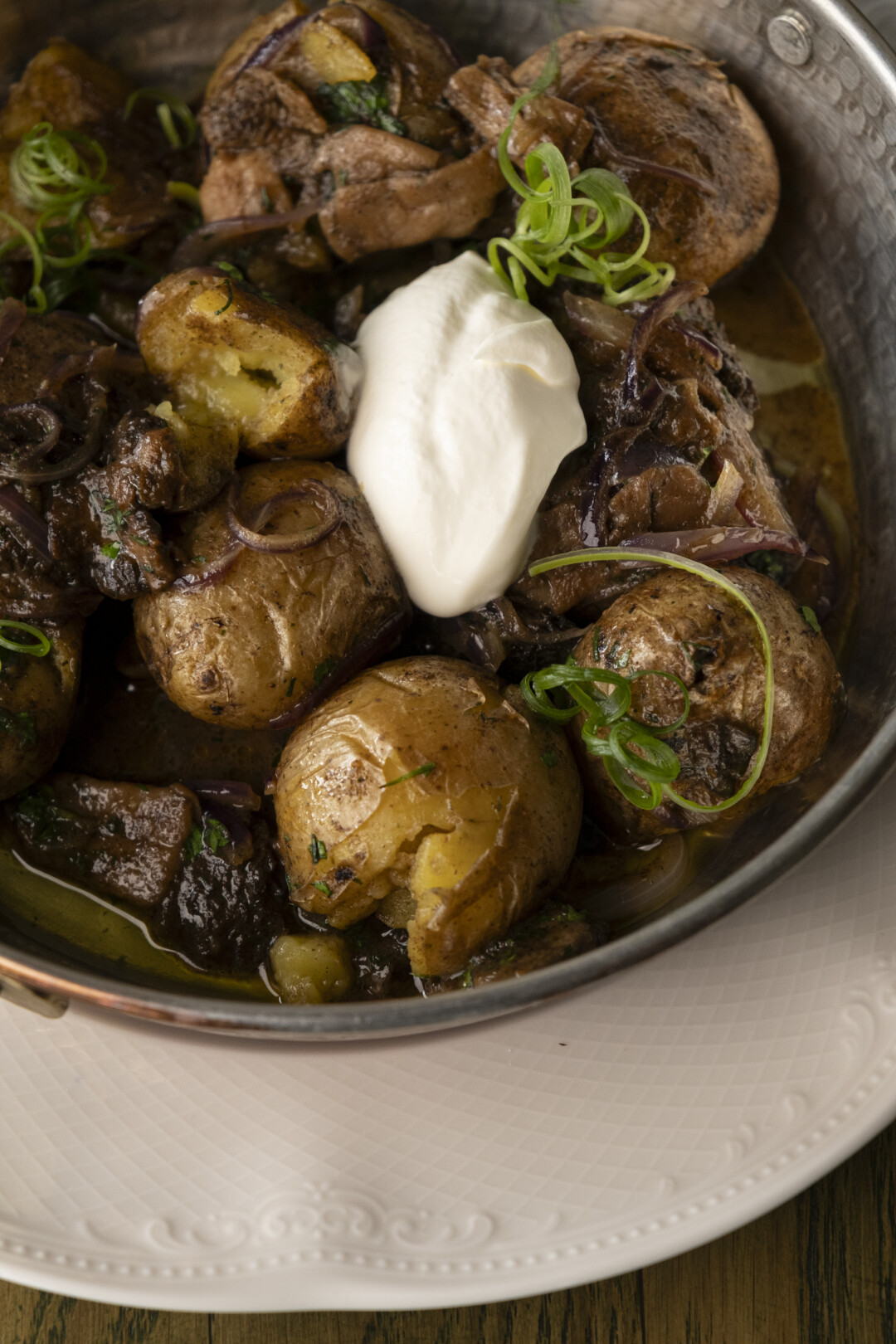 Мятый картофель со сморчками и домашней сметаной в Rob Roy