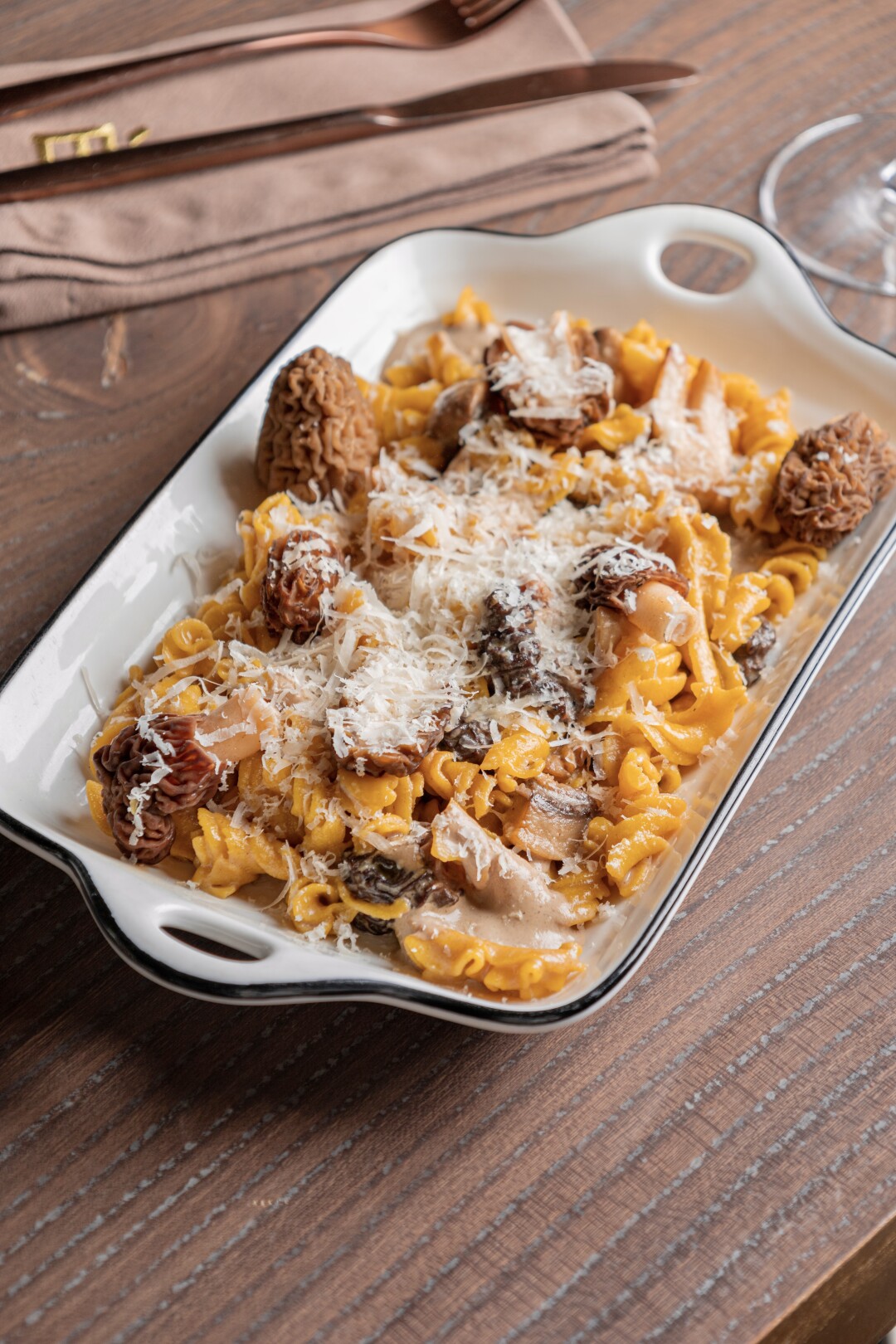 Паста фузилли с шампиньонами, сморчками и трюфельным соусом пармезан в Belka