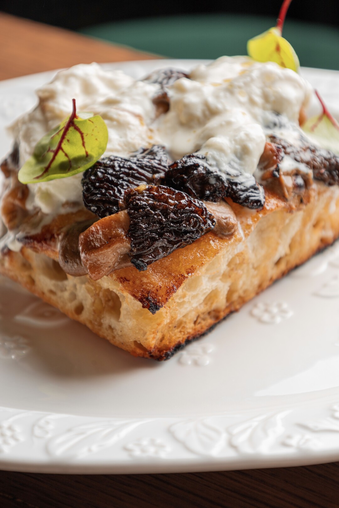 Лепешка со сморчками, трюфельной страчателлой и кремом из белых грибов в Belka