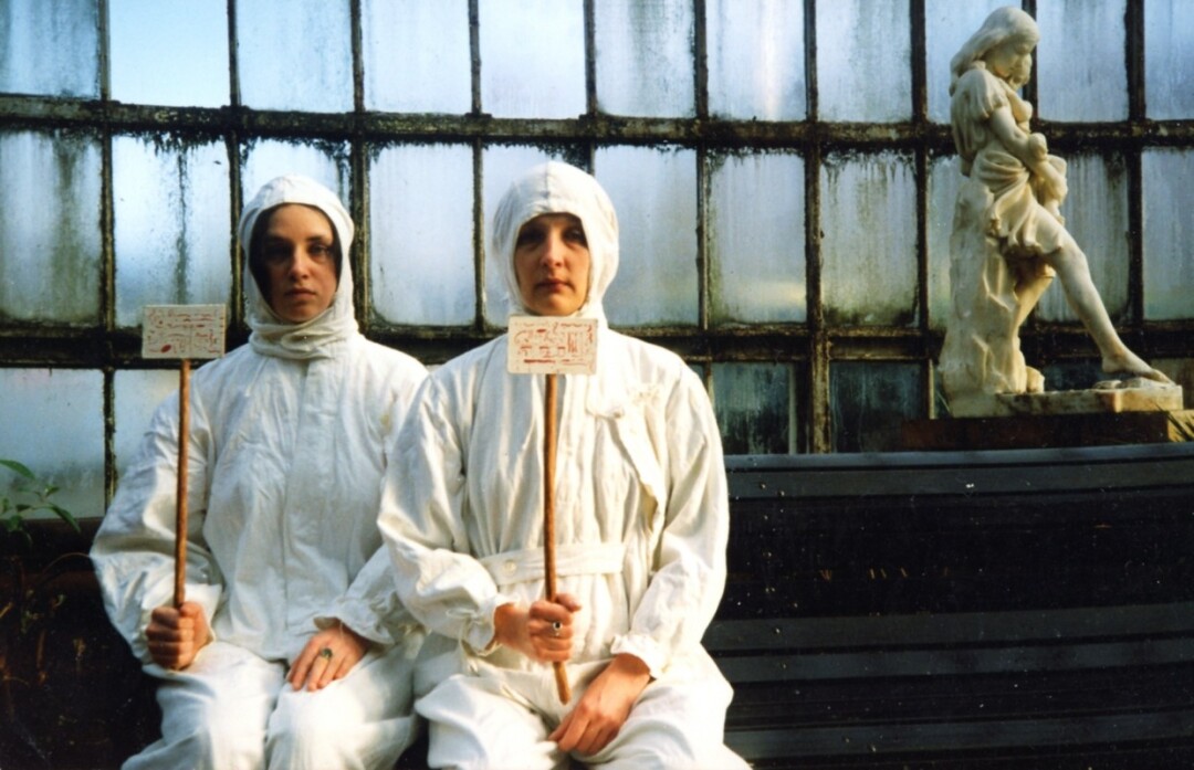 Перформанс «Белые» группы «Фабрика найденных одежд»