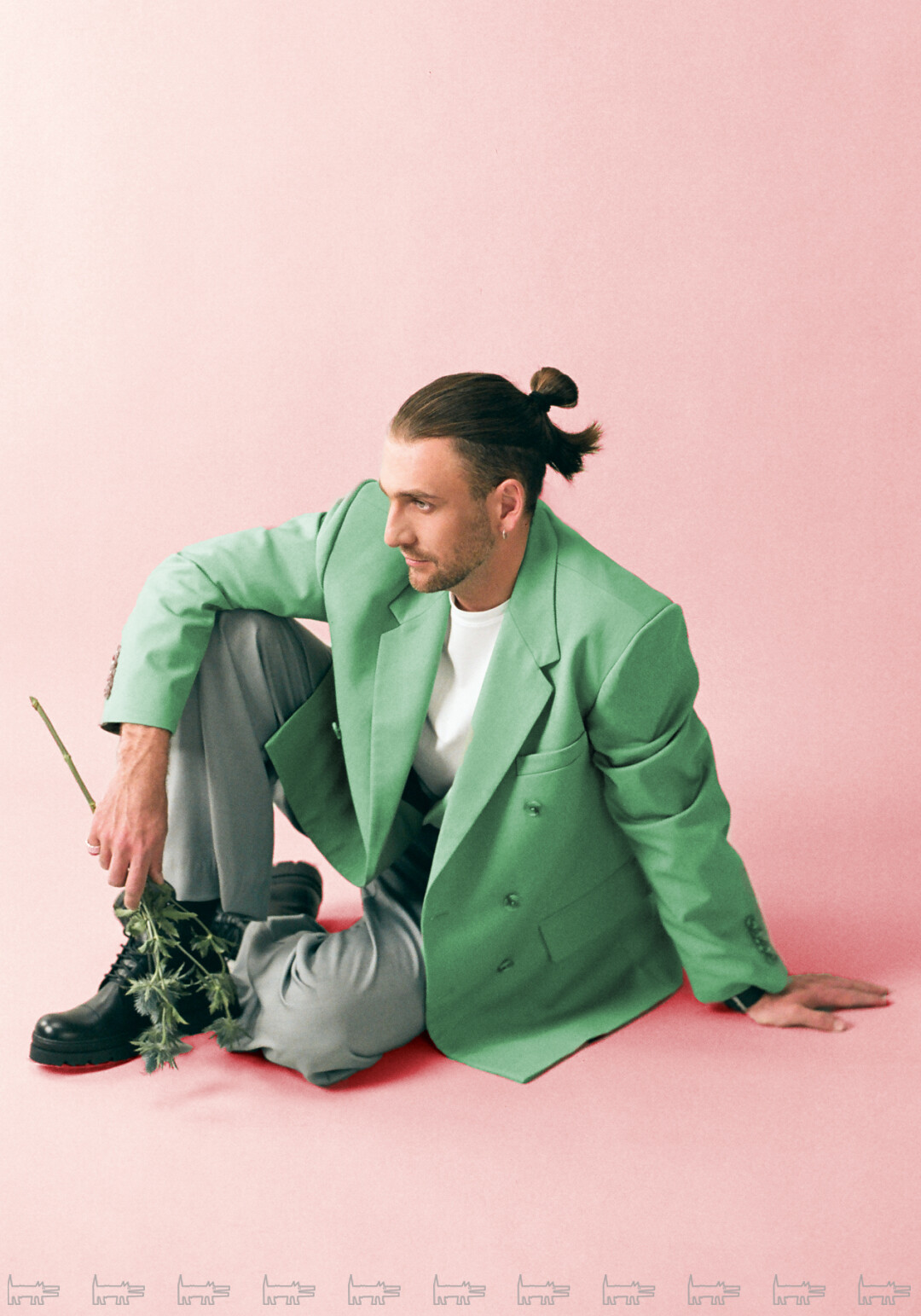 На Григории Зиновьеве: пиджак RED SEPTEMBER, лонгслив OLA OLA, брюки USHATAVA, ботинки MISLISTUDIO, кольцо 47 STORE