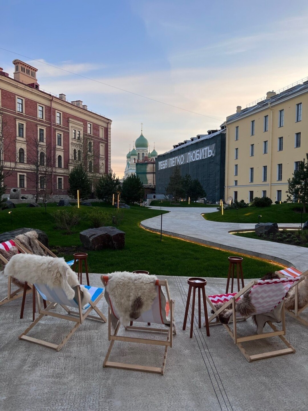 Jam Cafe Новейшая терраса во дворе Hideout в Коломне рядом с Мариинским театром и «Лендоком». Римского-Корсакова, 22