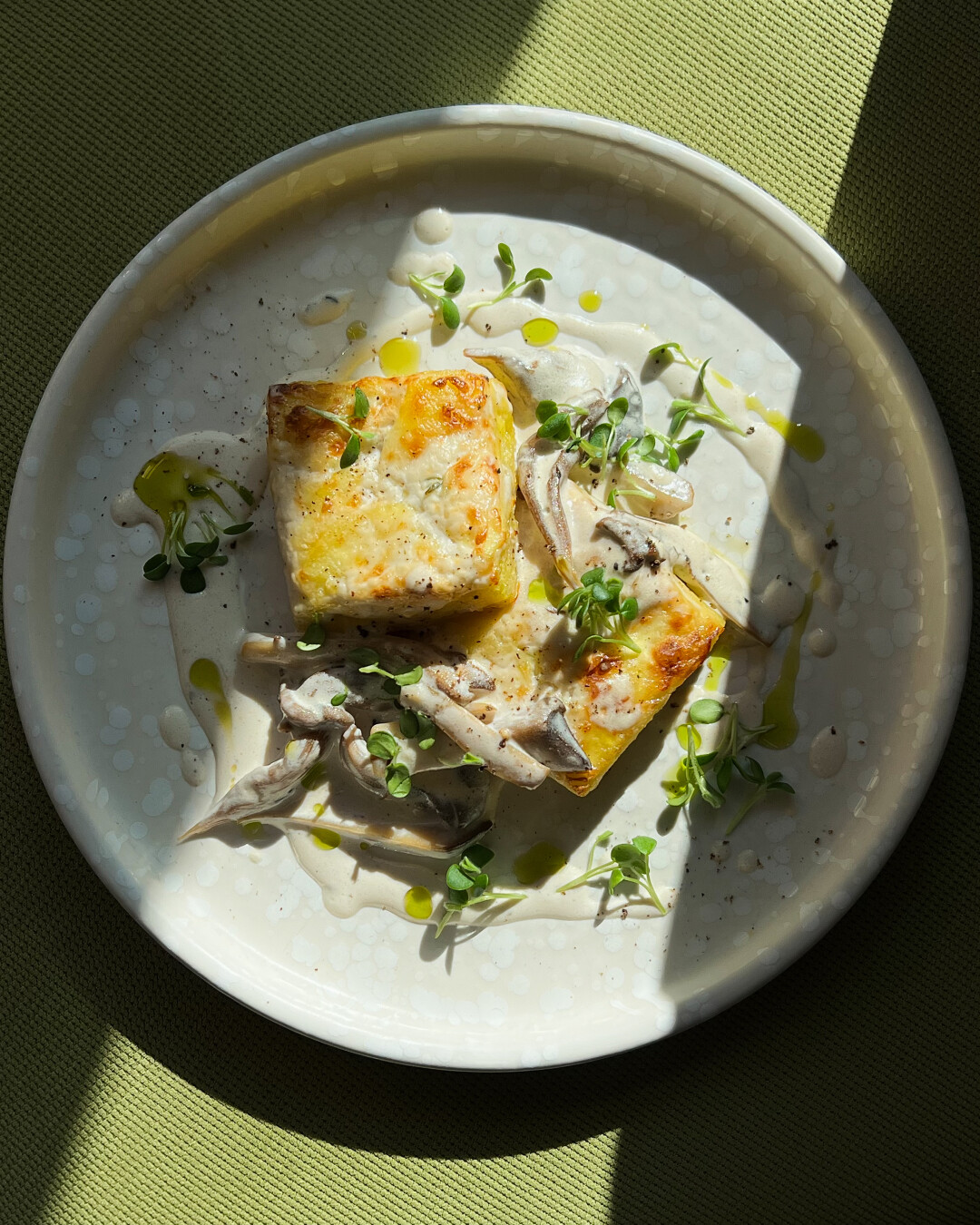 Картофельный гратен с грибами и сливочным соусом