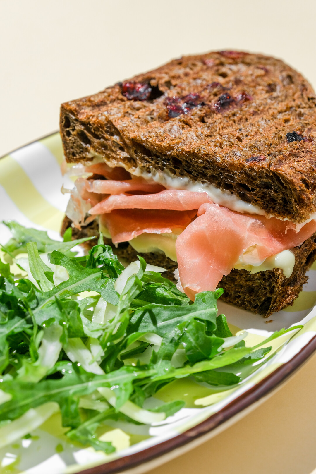 Сэндвич с пармой и камамбером на клюквенном тартине