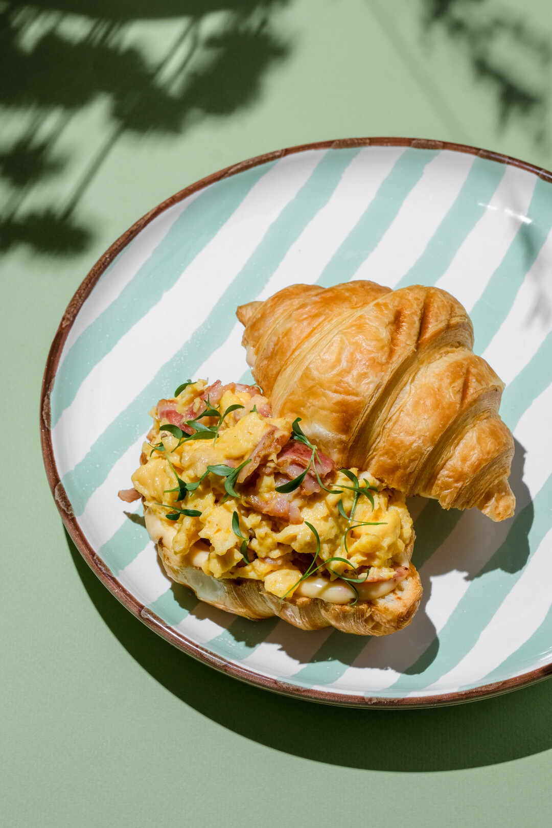 Сэндвич со скрэмблом, беконом и чеддером на круассане