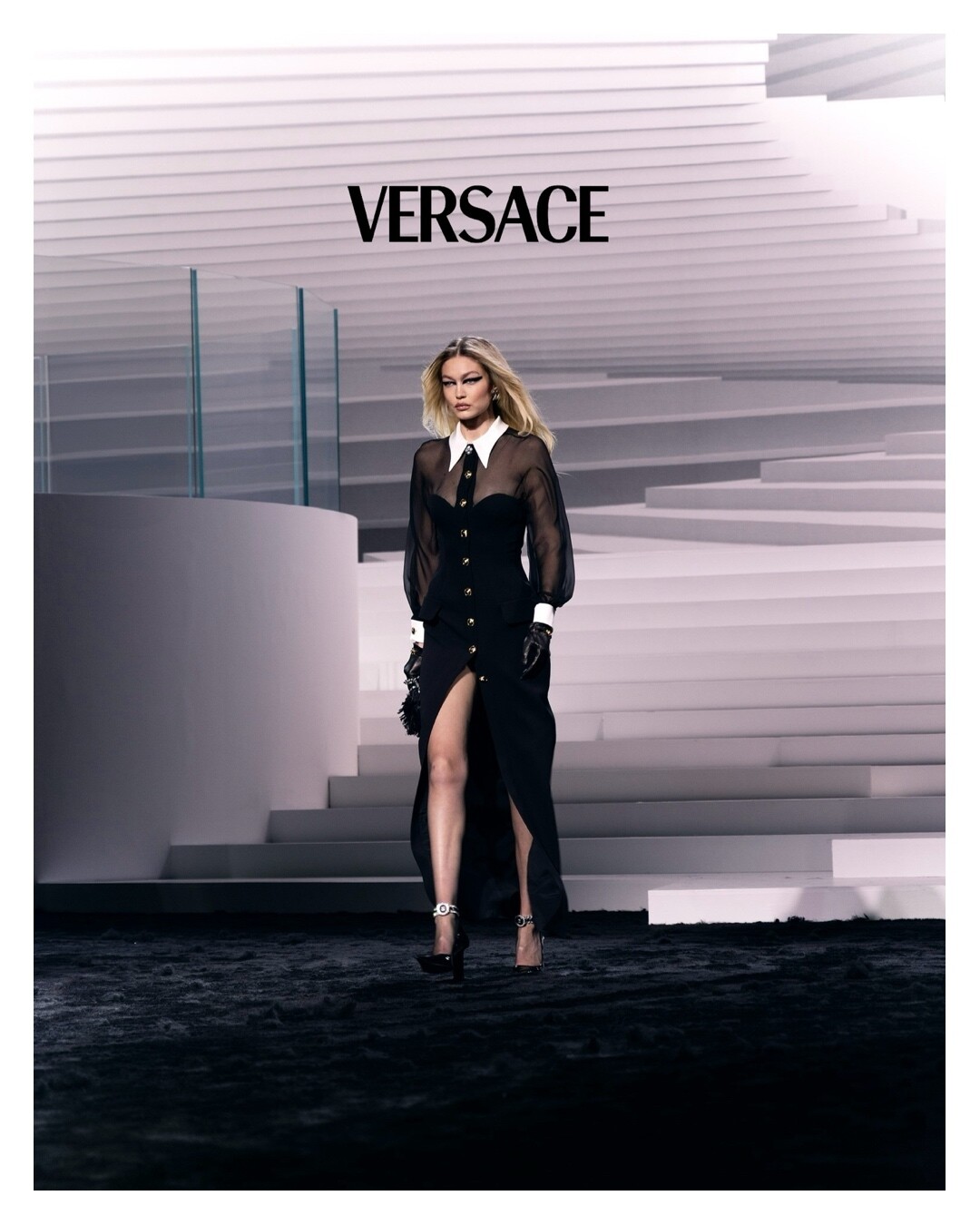 Модель Джиджи Хадид на показе Versace