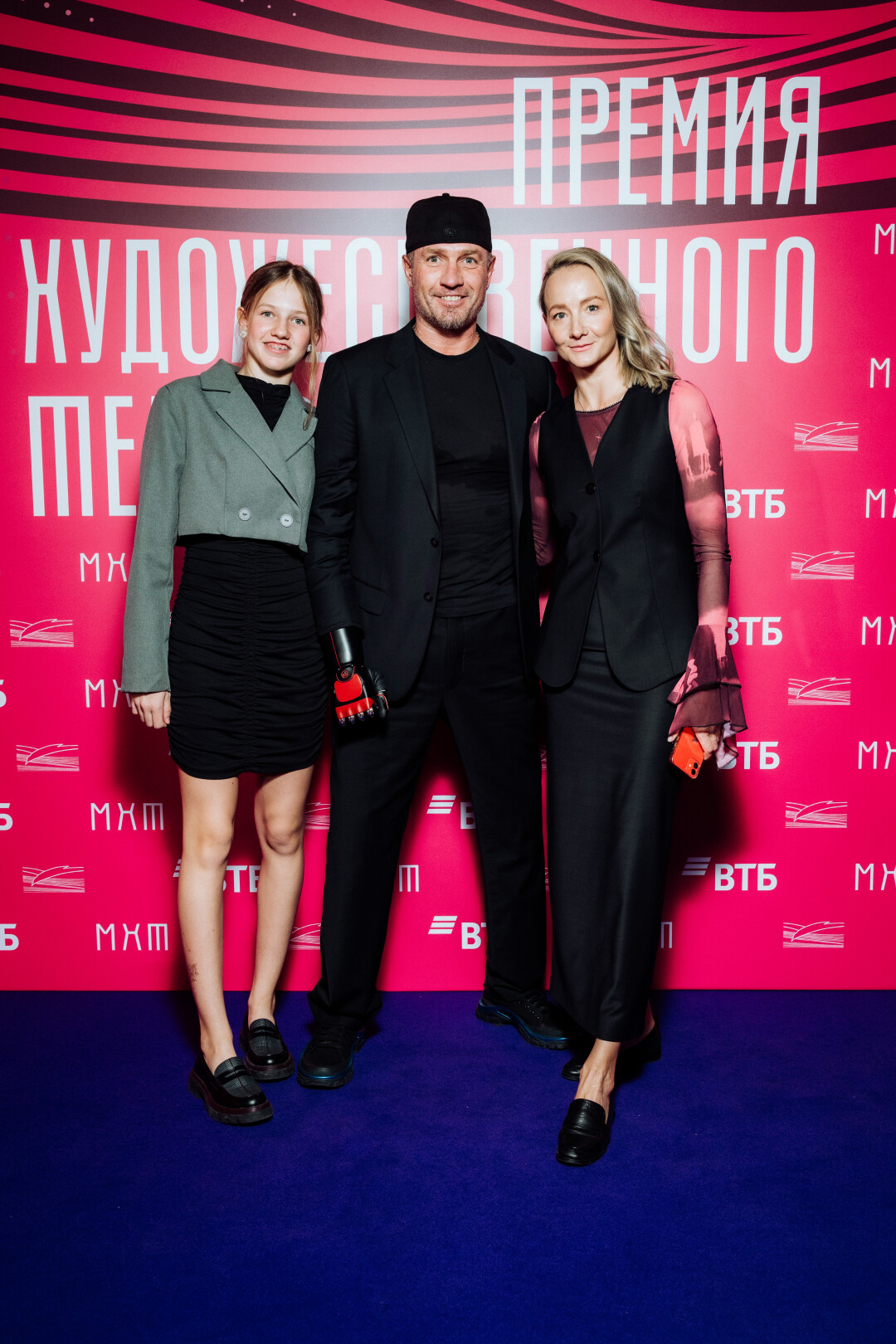 Роман Костомаров с семьей