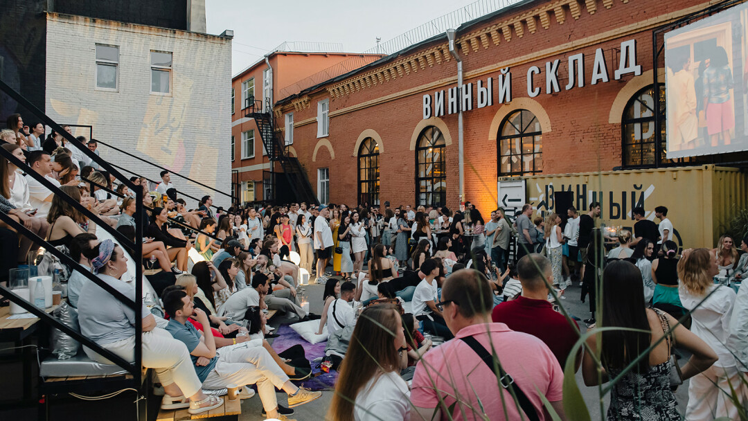 Двор «Винного склада» и «На Вина!»