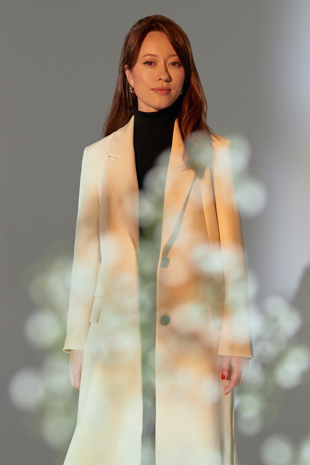 На Ольге: пальто Sisley, топ 2mood, юбка Emka, серьги Bimba y Lola