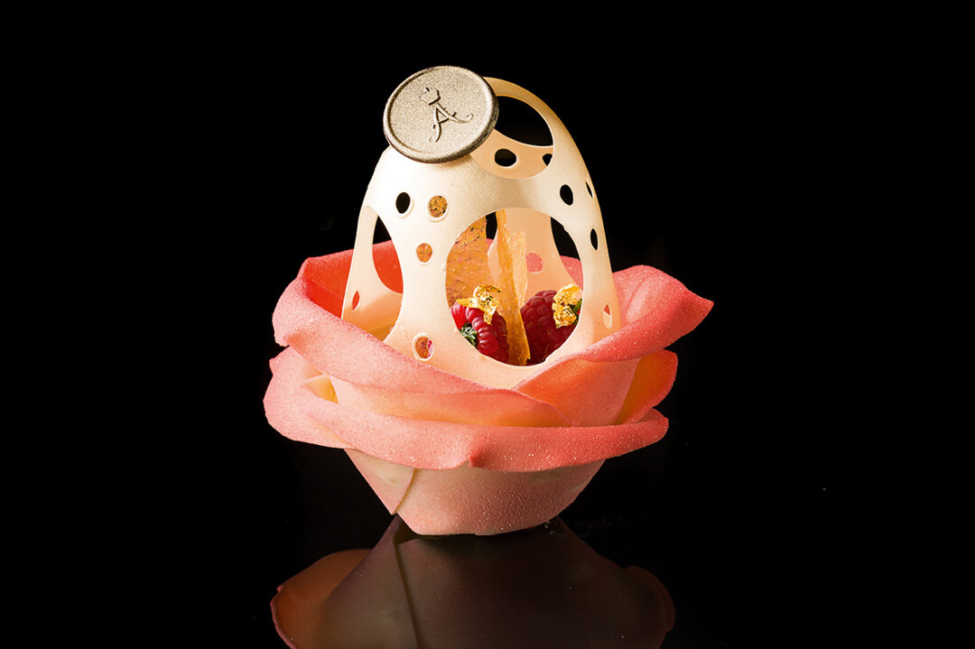 Ротонда отеля «Астория» помнит Маргарет Тэтчер и Марчелло Мастроянни. А этот десерт «Весна Фаберже» — местный хит