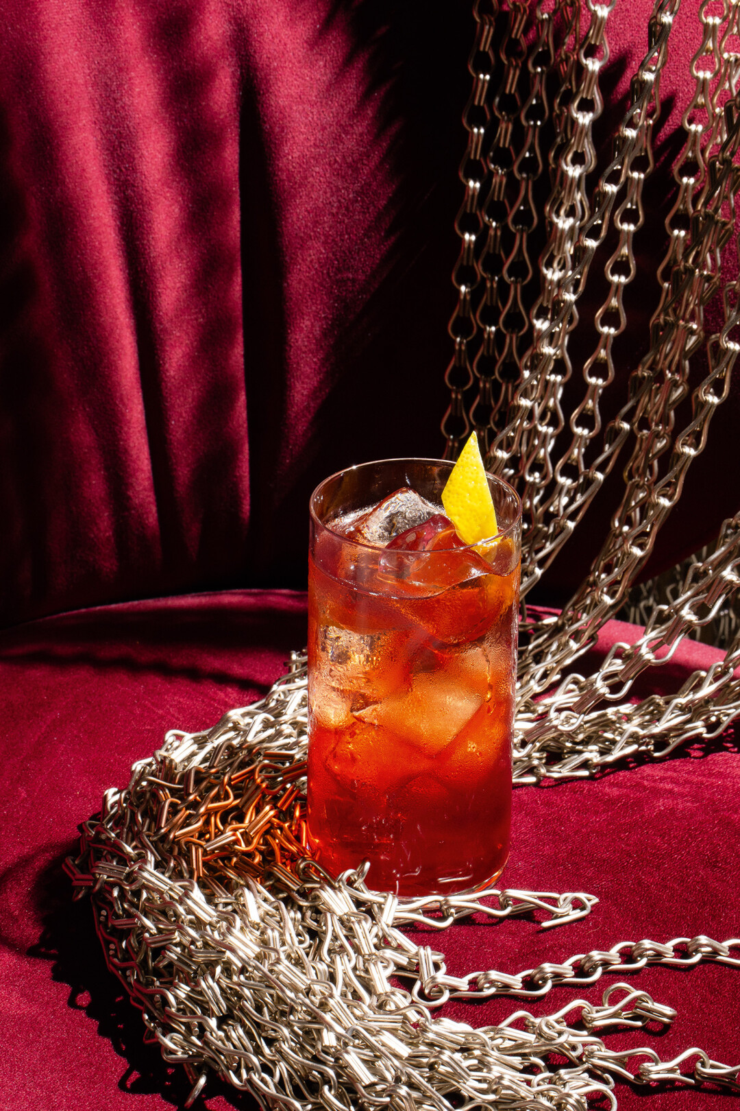 Коктейли в Futurist — отдельный повод для визита: стильно адаптировать умеют даже классику вроде пина-колады или лонг айленда