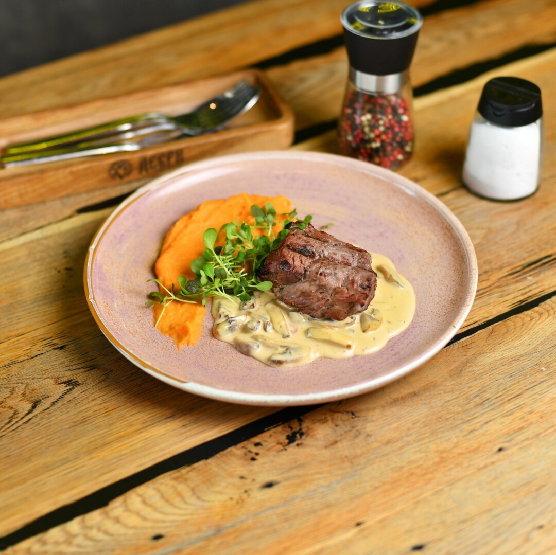 Филе миньон с шампиньонами, пюре из батата и сырным муссом