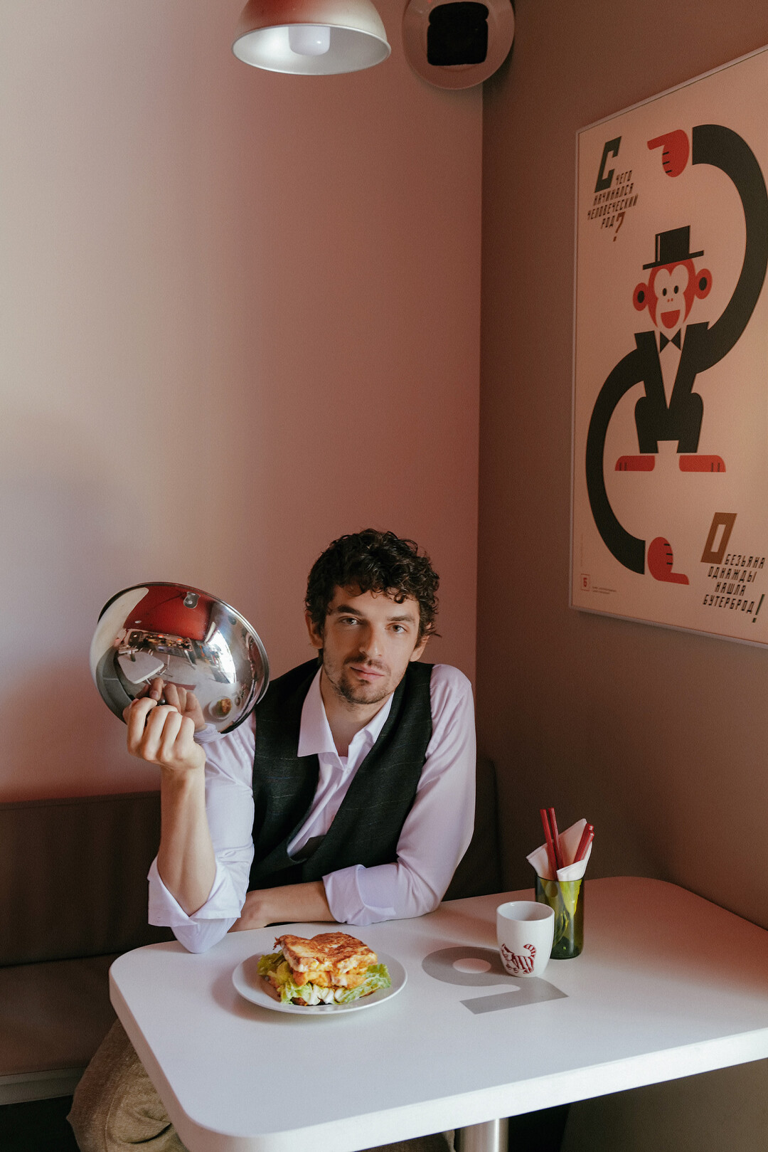 В «Бутербродную» Ивана Бойко, идеолога ТО «Богема Ленинград», на сэндвичи приходит режиссер Сокуров, а «крыша для лежания» напротив стритфуд-бара