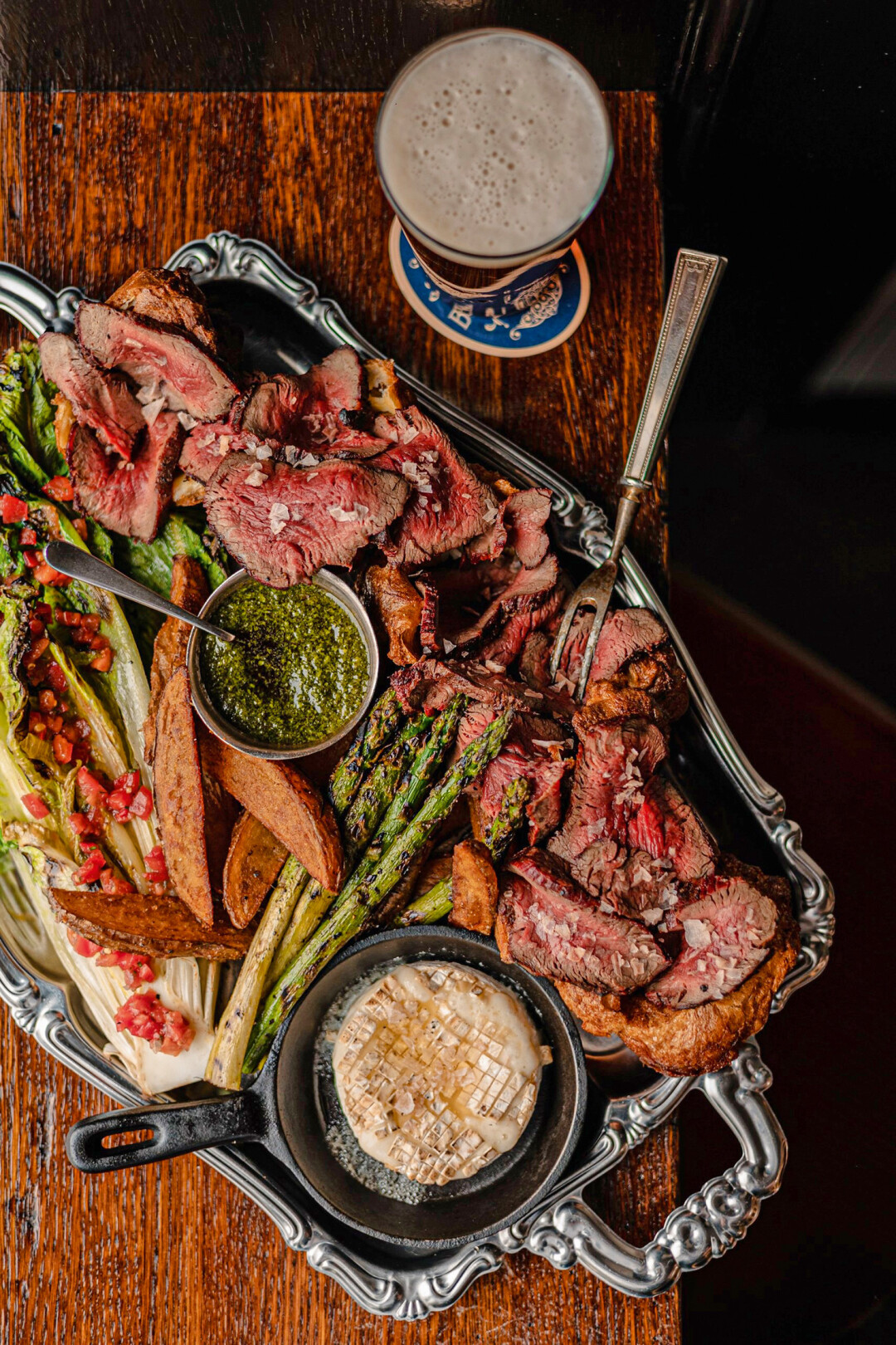 В Smoke BBQ — ребра, бургеры и брискет, в Blackchops — стейки, ростбиф и мозговая кость: о мясе и барбекю в Dreamteam знают всё
