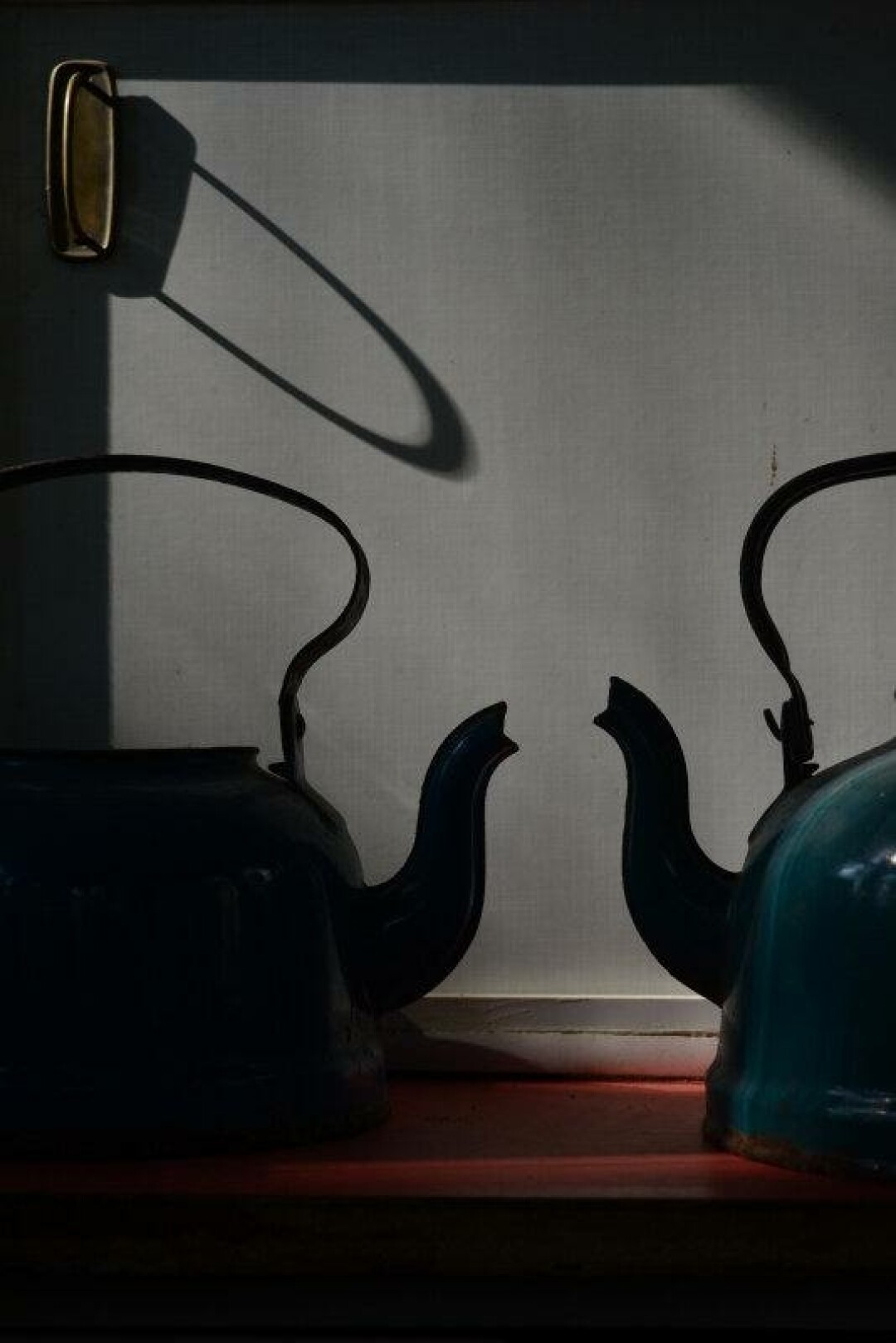 Всеволод Шувалов, "Натюрморт с эмалированными чайниками"