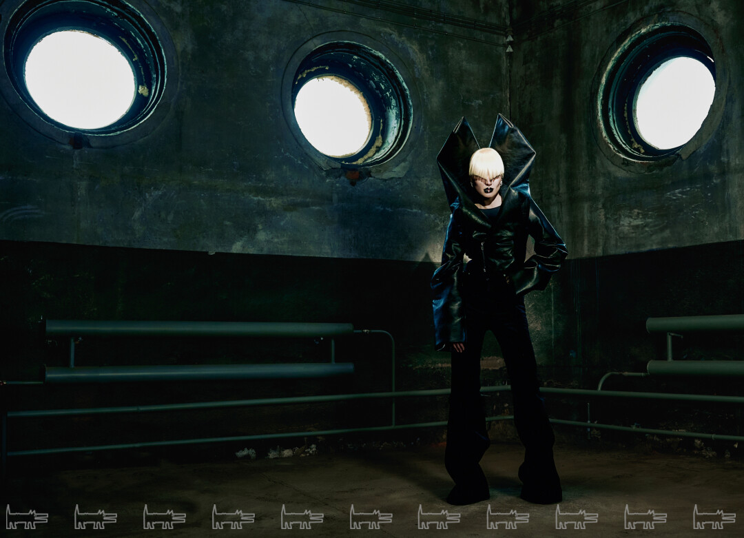 Вика Салават. Salavat Kypere сфотографирована в здании автобазы почтамта в Матисовом переулке на Матисовом острове. В допетровское время на острове располагалась