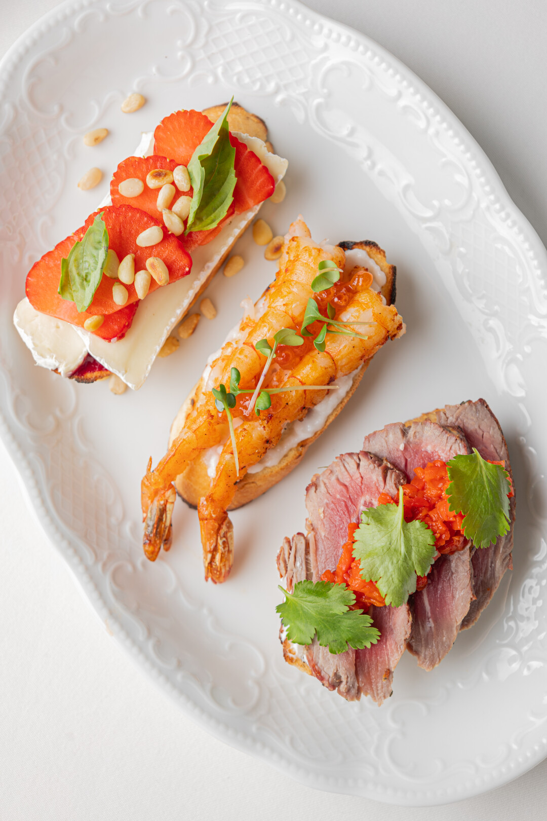 Ассорти брускетт: с ростбифом, камамбером и креветками в Karin