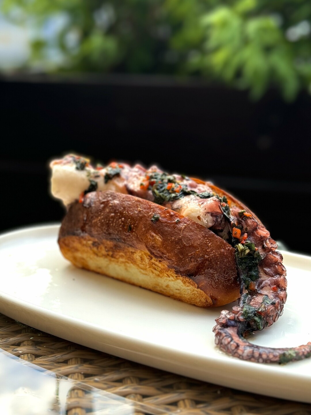 Хот-дог c марроканским осьминогом в ресторане ACAFFE