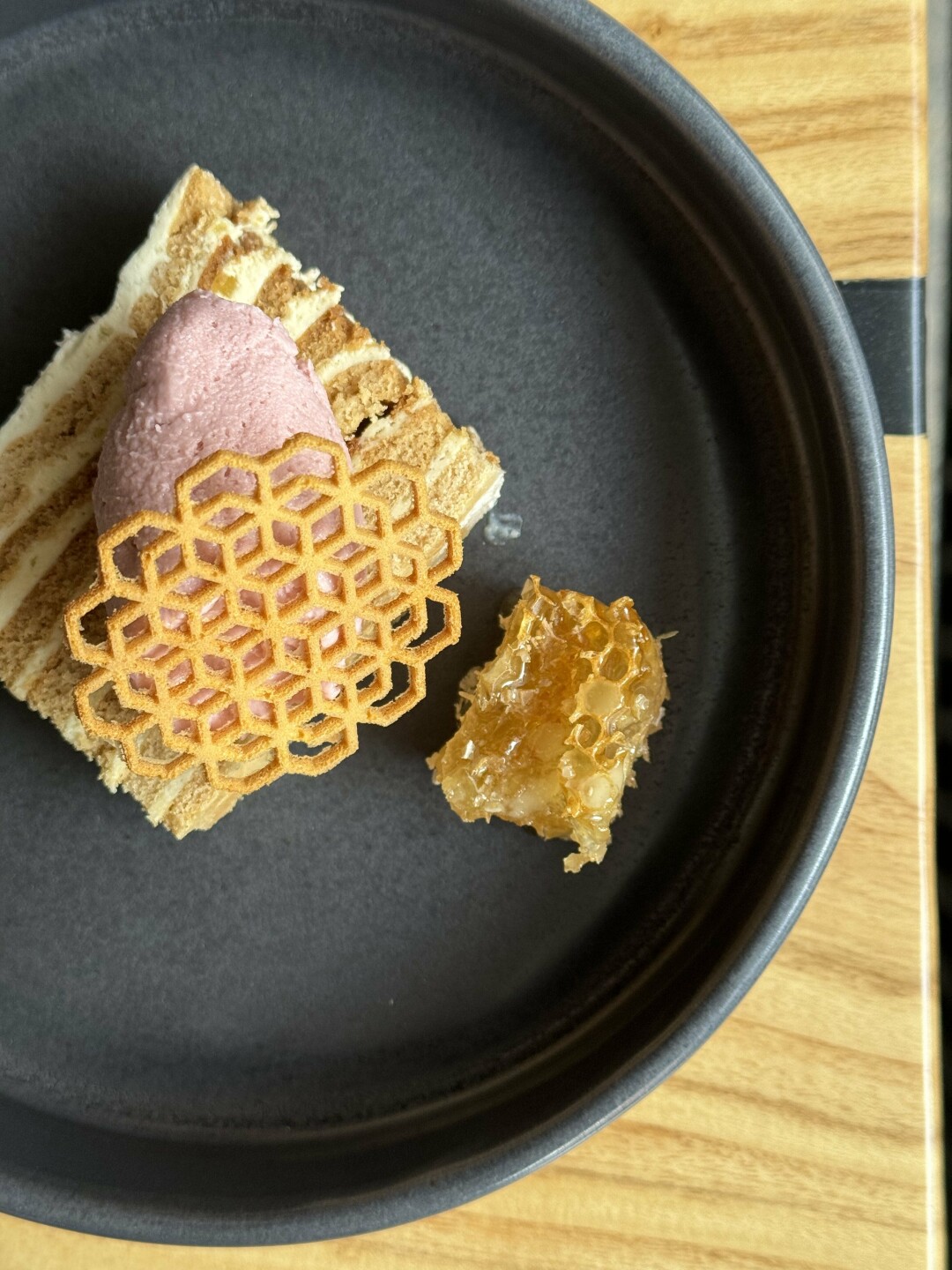 Медовик из лакто-меда с ромашкой, который подают с лавандовым мороженым в ETC