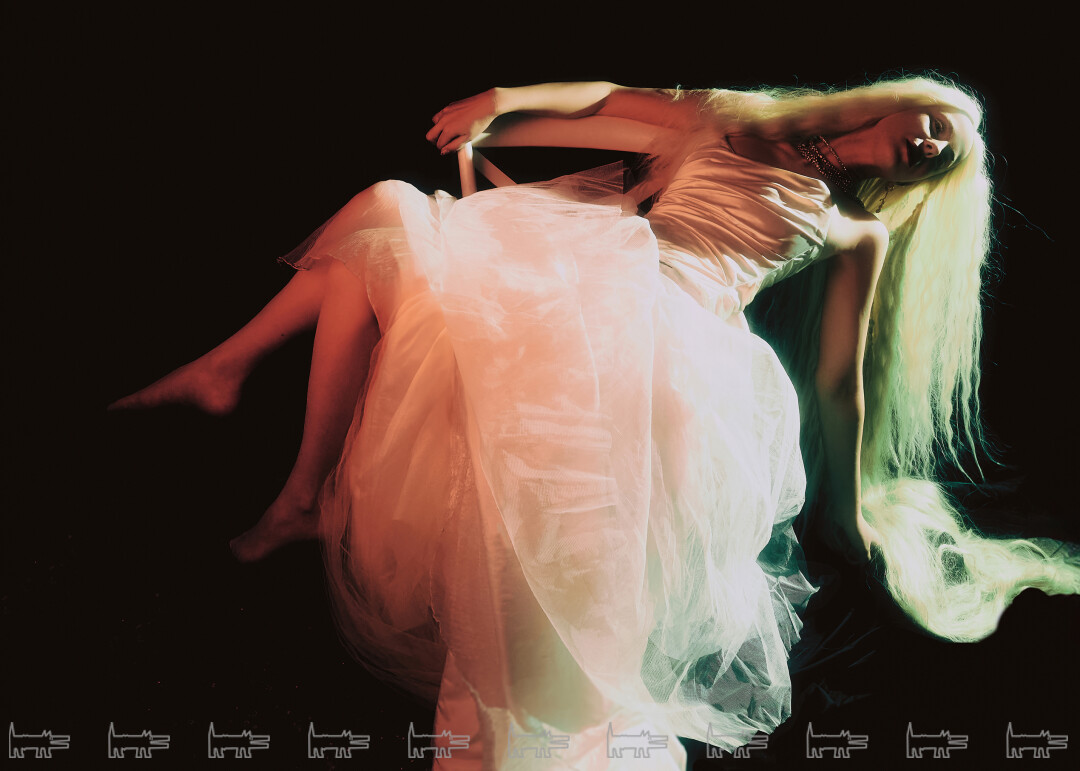 Глаша сфотографирована в Доме художников на Песочной набережной. Когда-то здесь были мастерские Михаила Аникушина и Юрия Васнецова, а теперь