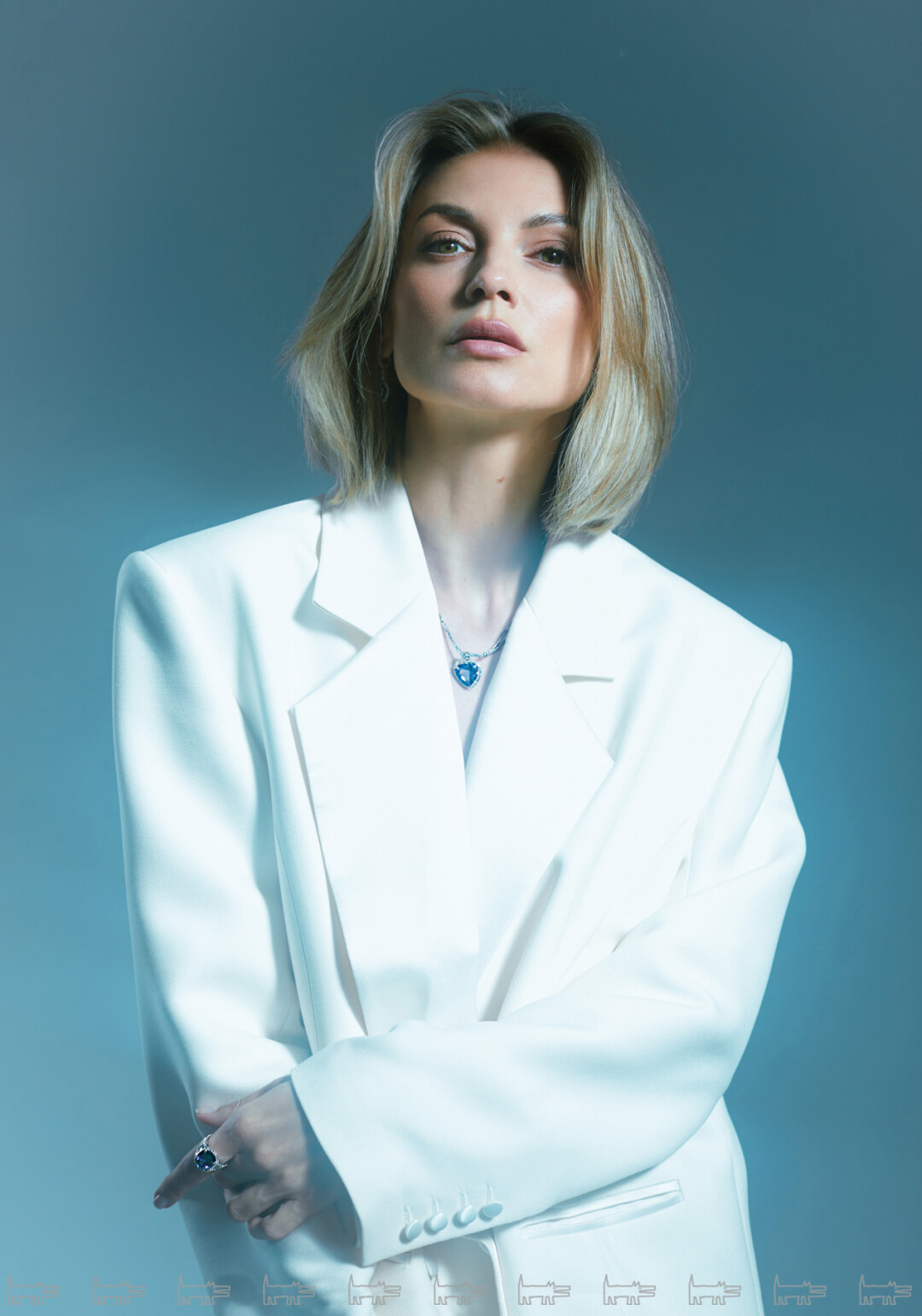 На Юлии: колье и кольцо MIUZ DIAMONDS, жакет JM STUDIO