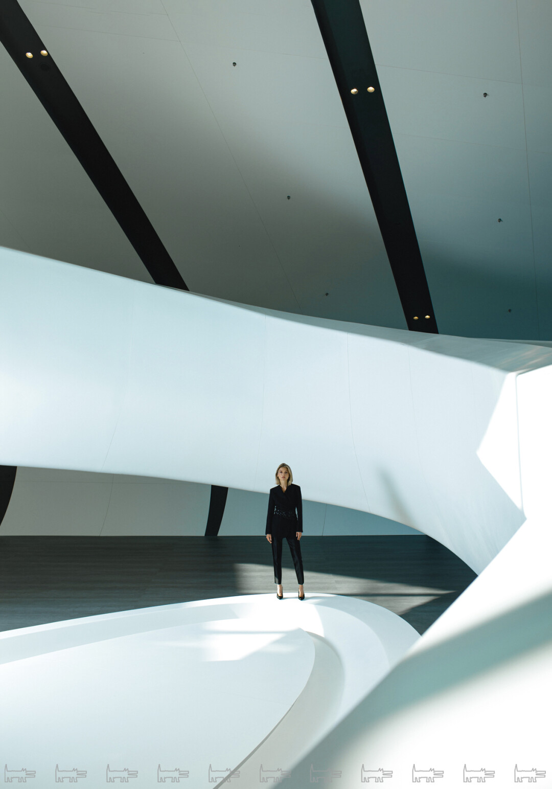 Юлия сфотографирована в «Арке». Это здание — главный вход в «Лахта Центр». Чтобы попасть в самый северный в мире небоскреб, нужно будет пройти