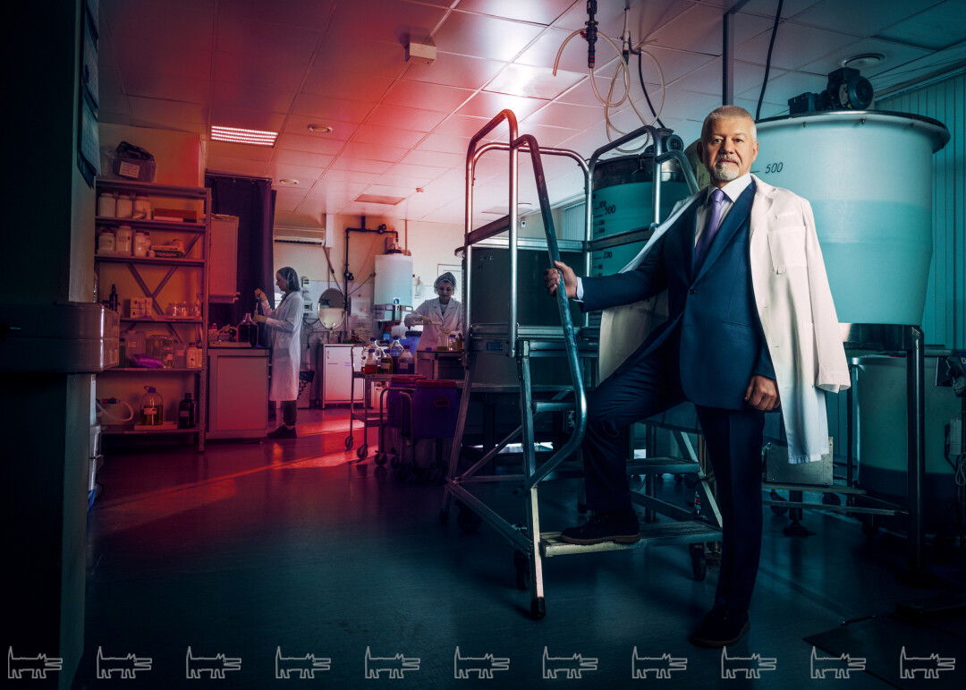 Дмитрий Полынцев. Дмитрий сфотографирован на производственной площадке «Алкор Био». Здесь учеными холдинга была разработана, а затем введена в работу первая (и