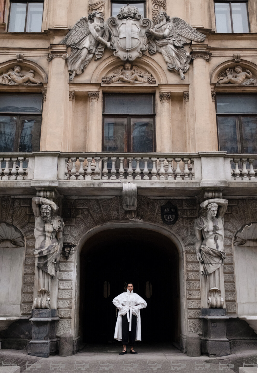 Виталий сфотографирован около особняка владельца уральских чугуноплавильных заводов и мецената Павла Демидова на Большой Морской. Здание