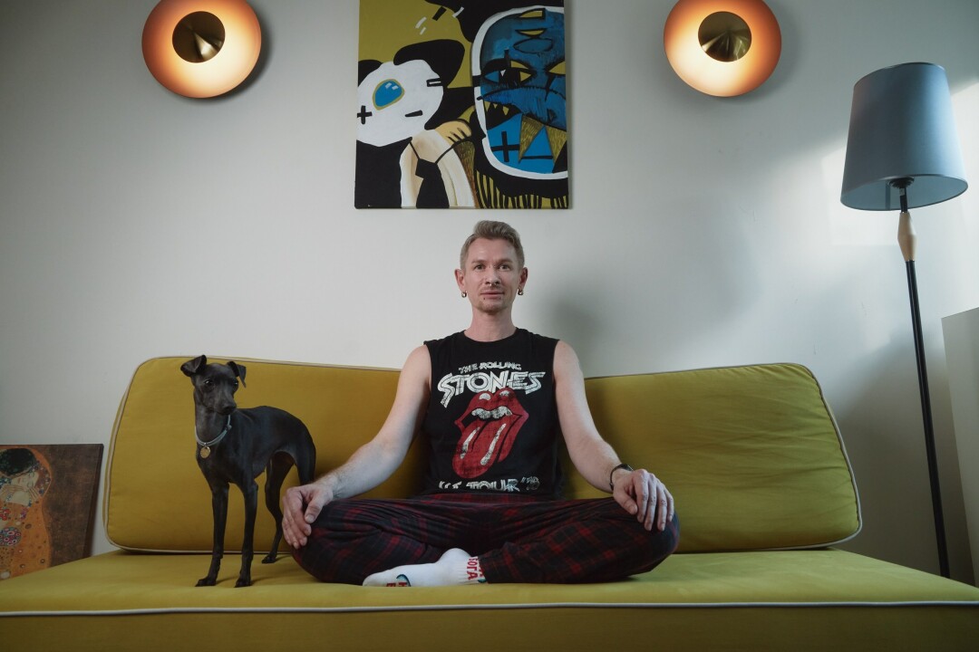 На Илье Шувалове в первом луке: пижамные брюки Uniqlo, майка H&M, носочки Kingkit. Во втором: спортивный костюм собственного бренда Ильи Centaur_male