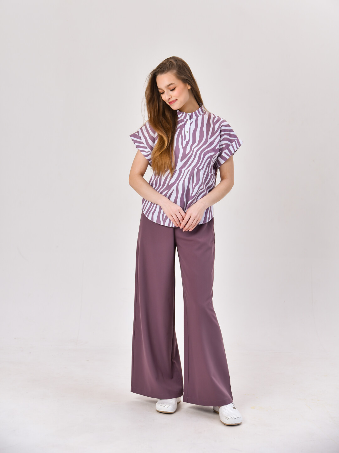 Медицинская блуза в спортивном стиле с принтом «Зебра», 4490 рублей; медицинские брюки-палаццо, 3990 рублей