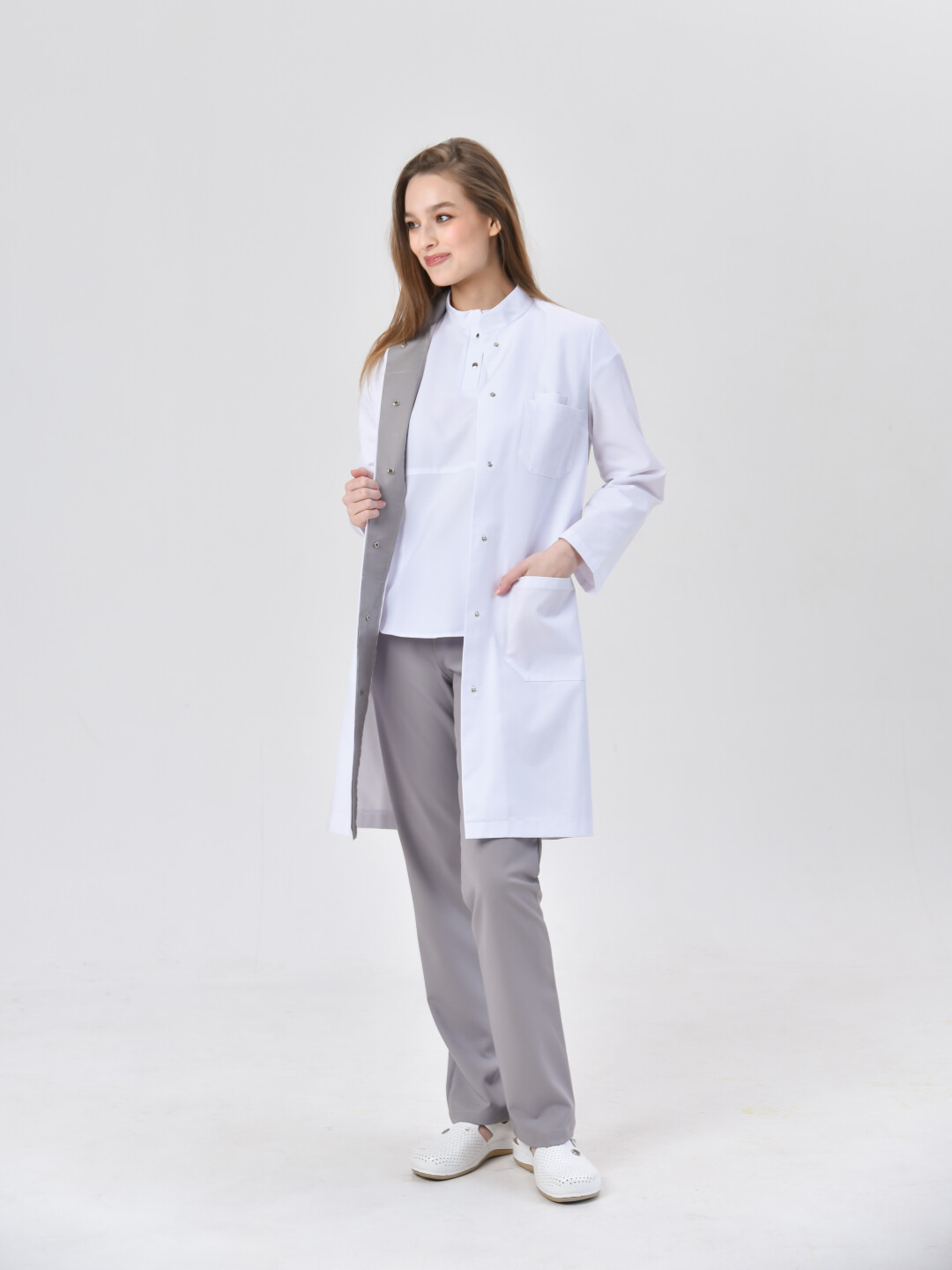 Медицинский халат с воротником-стойка и цветной планкой, 5490 рублей; медицинские брюки-стрейч, 3990 рублей