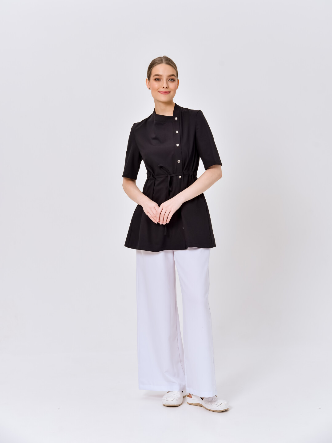 Профессиональная туника с кулиской c коротким рукавом, 4490 рублей; медицинские брюки-палаццо, 3990 рублей