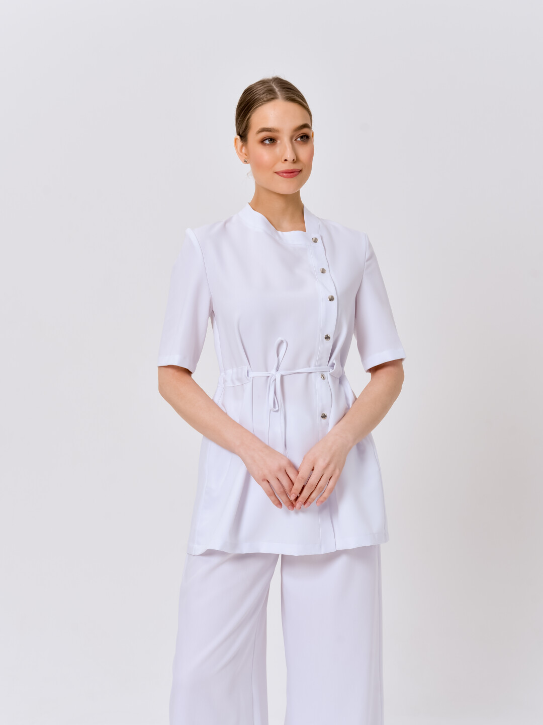 Медицинская туника с кулиской c коротким рукавом, 4490 рублей; медицинские брюки-палаццо, 3990 рублей