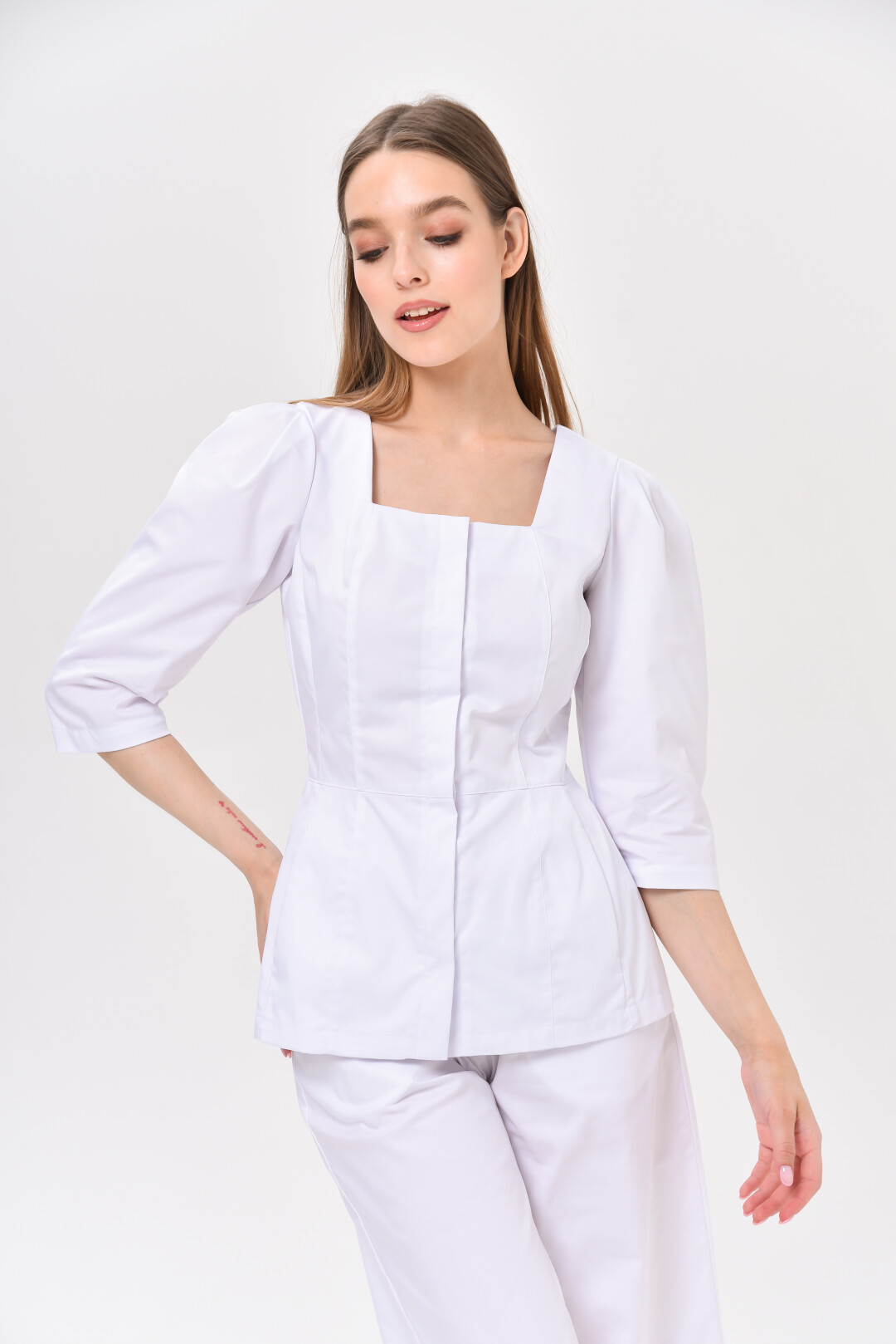 Медицинская приталенная блуза, 4490 рублей