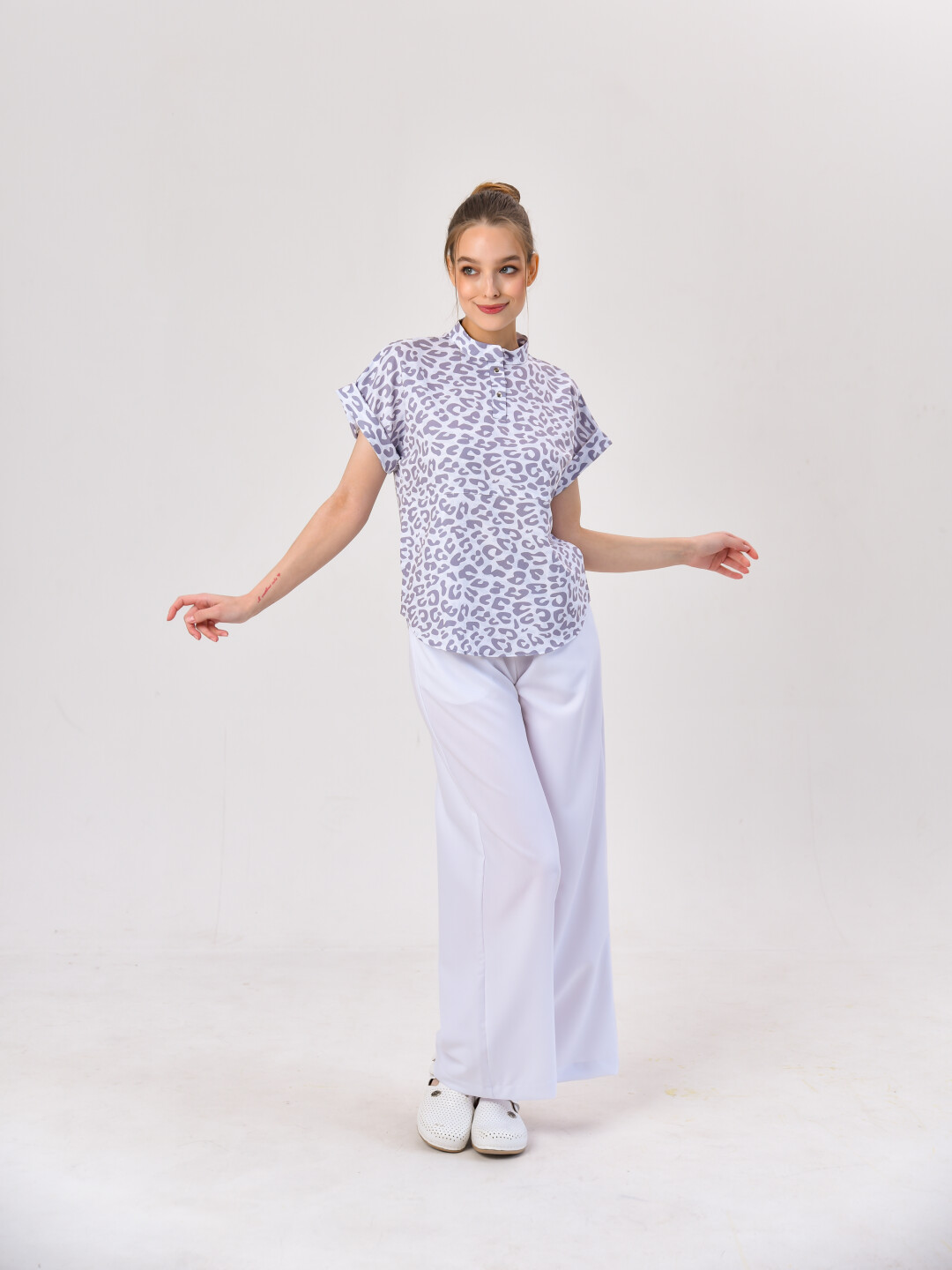 Медицинская блуза в спортивном стиле с принтом «Леопард», 4490 рублей; медицинские брюки-палаццо, 3990 рублей