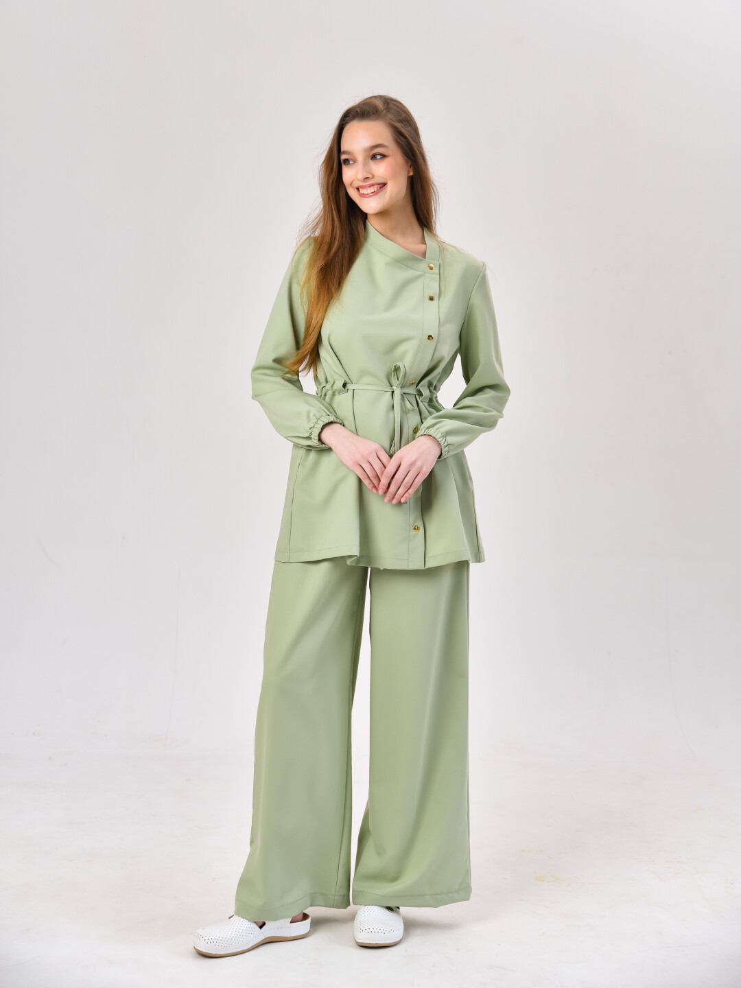 Медицинская туника с кулиской, 4490 рублей; медицинские брюки-палаццо, 3990 рублей