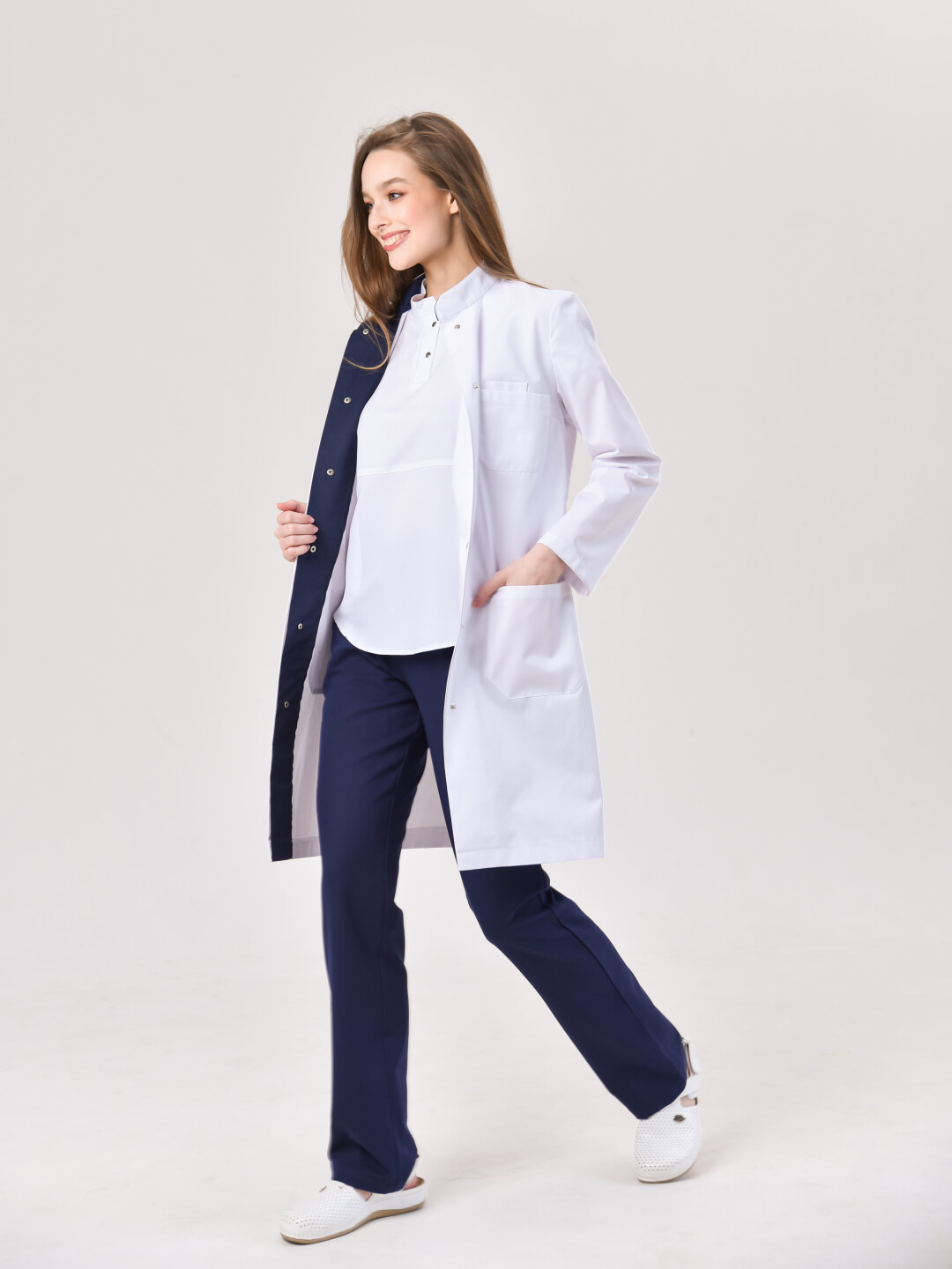 Медицинский халат с воротником-стойка и цветной планкой, 5490 рублей; медицинские брюки-стрейч, 3990 рублей