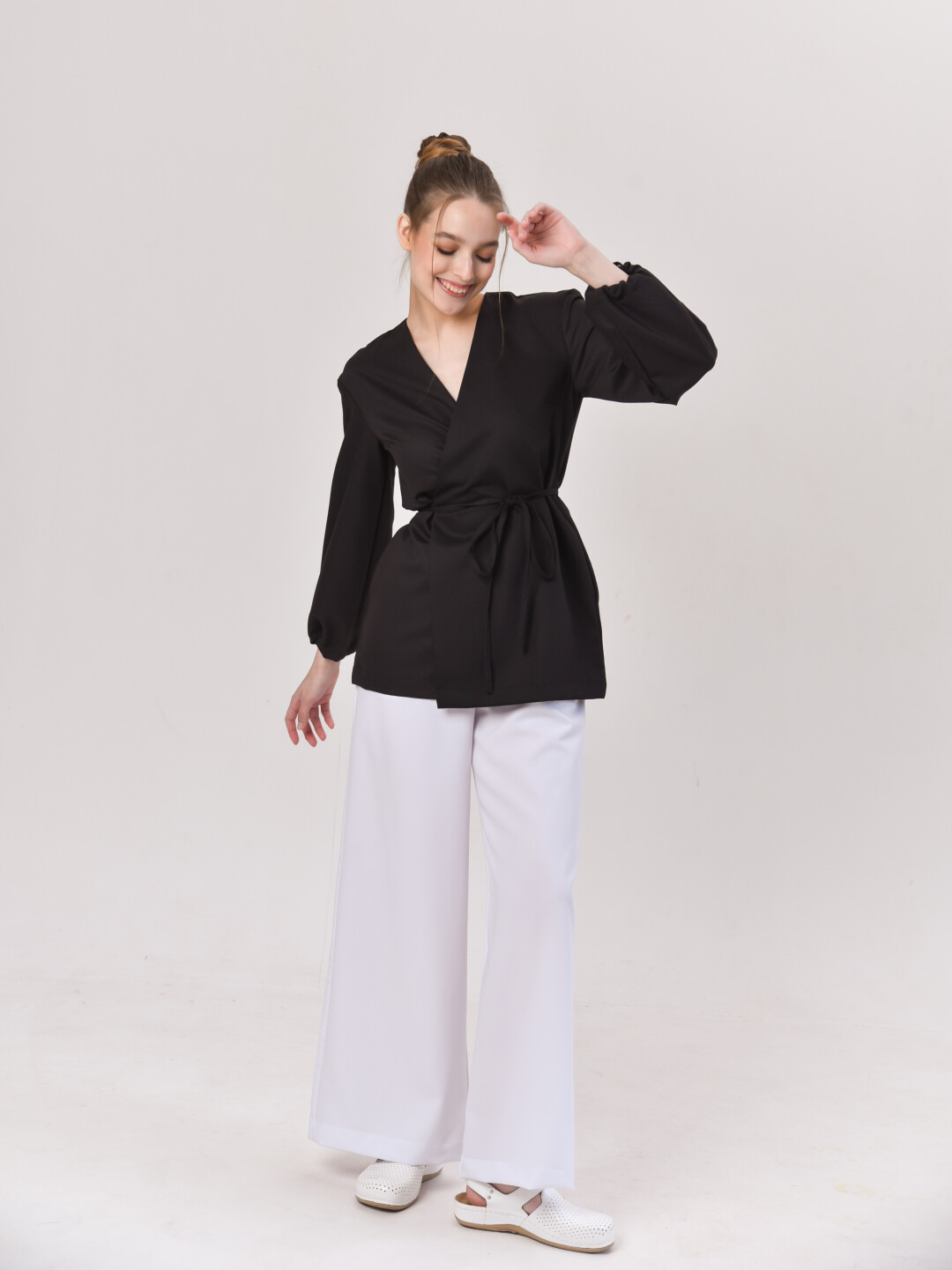 Медицинская блуза с застежкой на запах, 4490 рублей; медицинские брюки-палаццо, 3990 рублей