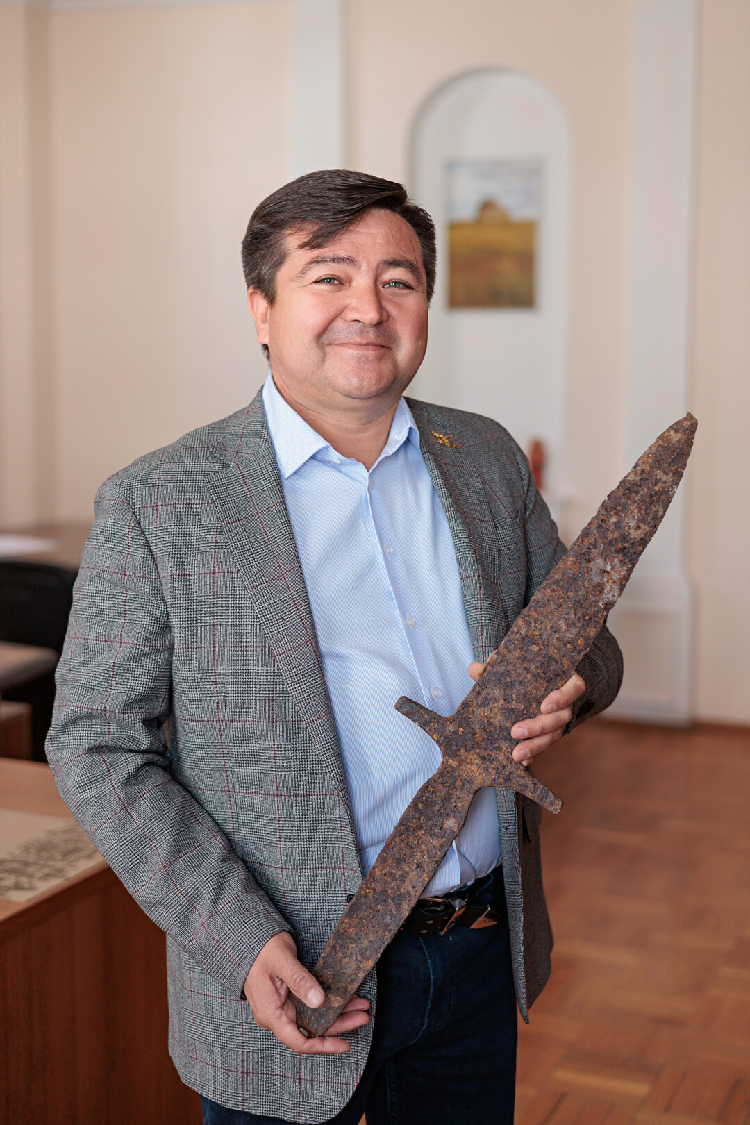 Данир Гайнуллин с экспонатом музея - средневековой рогатиной для охоты на медведя