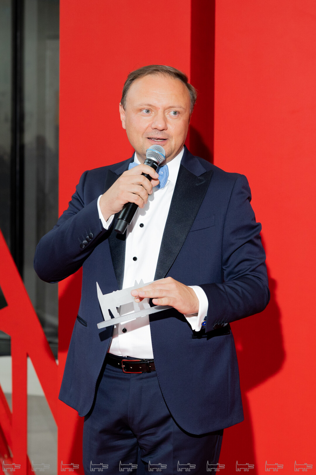 Сергей Макаров. вручил статуэтки лауреатам номинации "Наука и жизнь"