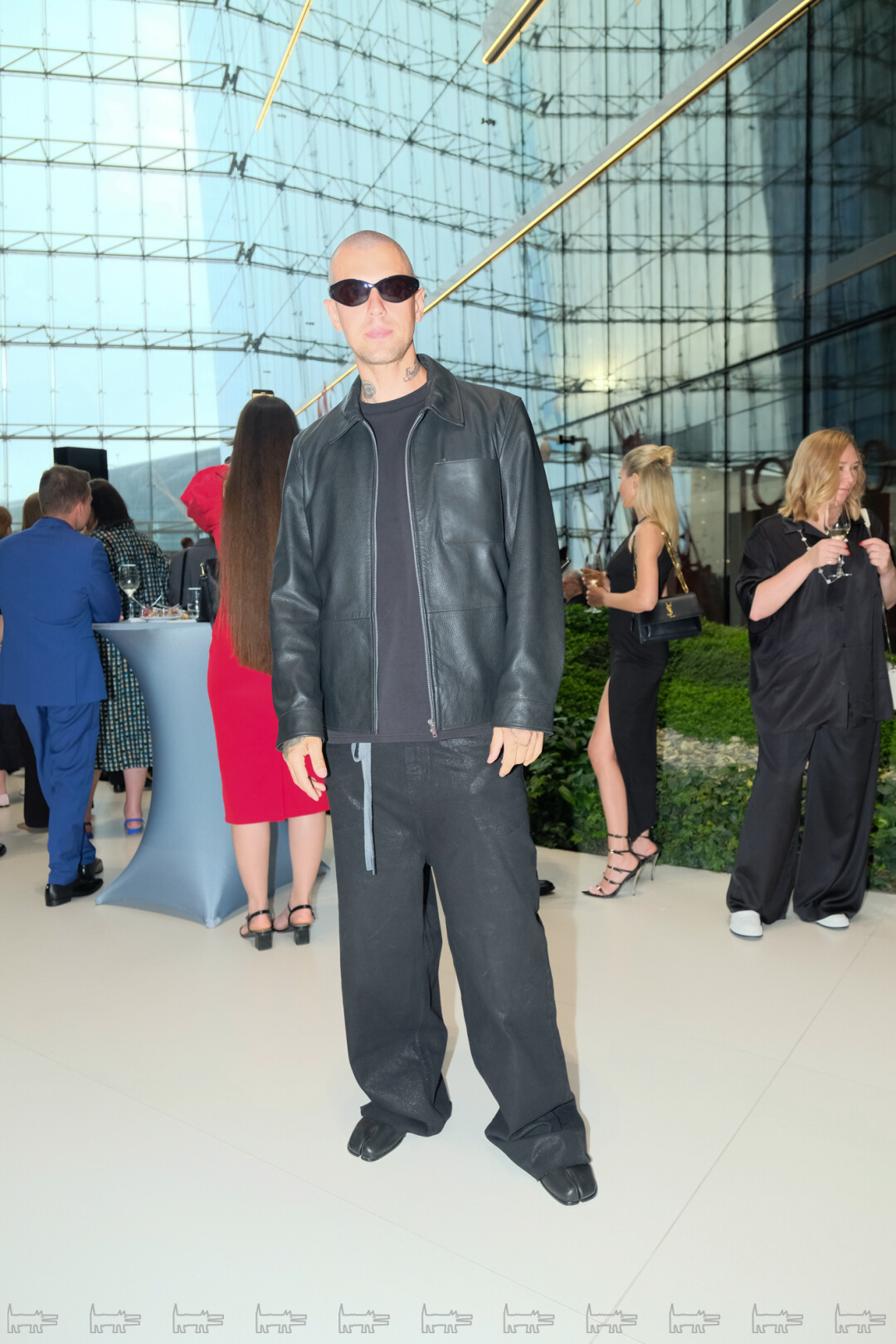 На Матвее: рубашка LIME, брюки USHATAVA, обувь MAISON MARGIELA, очки BALENCIAGA