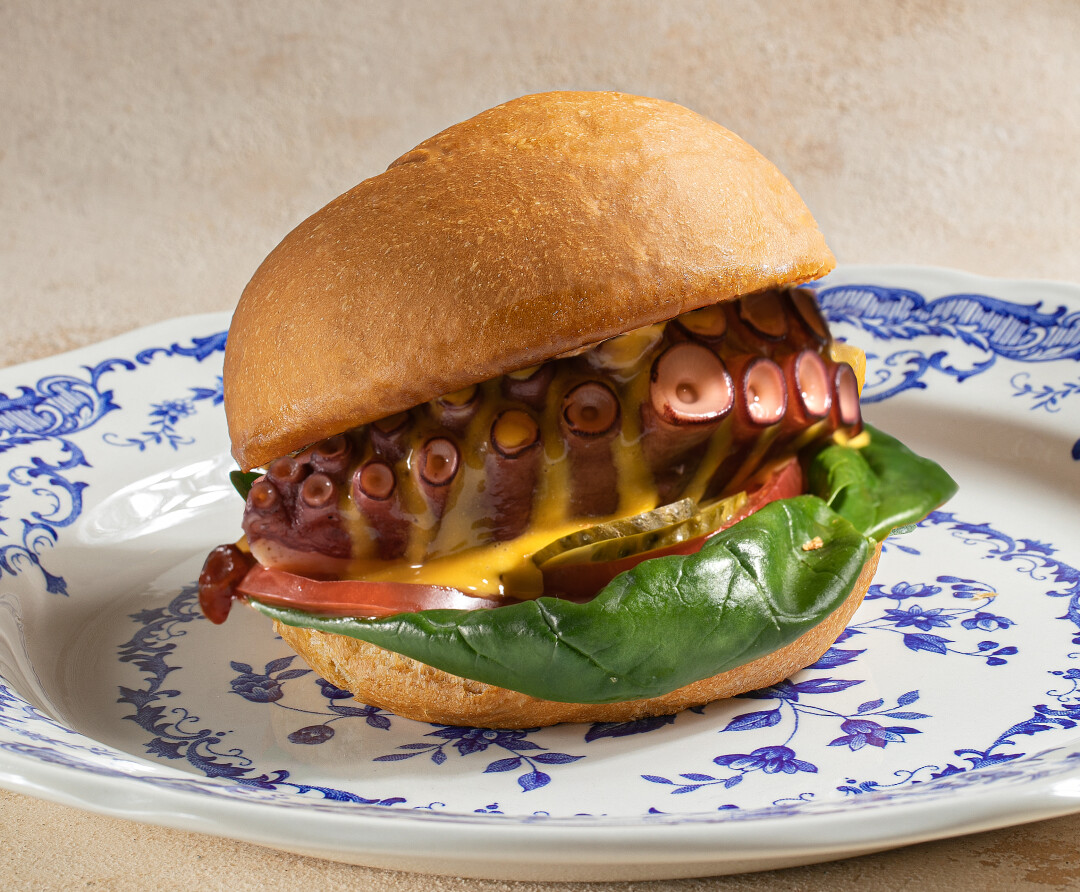 Бургер осьминог / томат / корнишоны / тапенада / чеддер