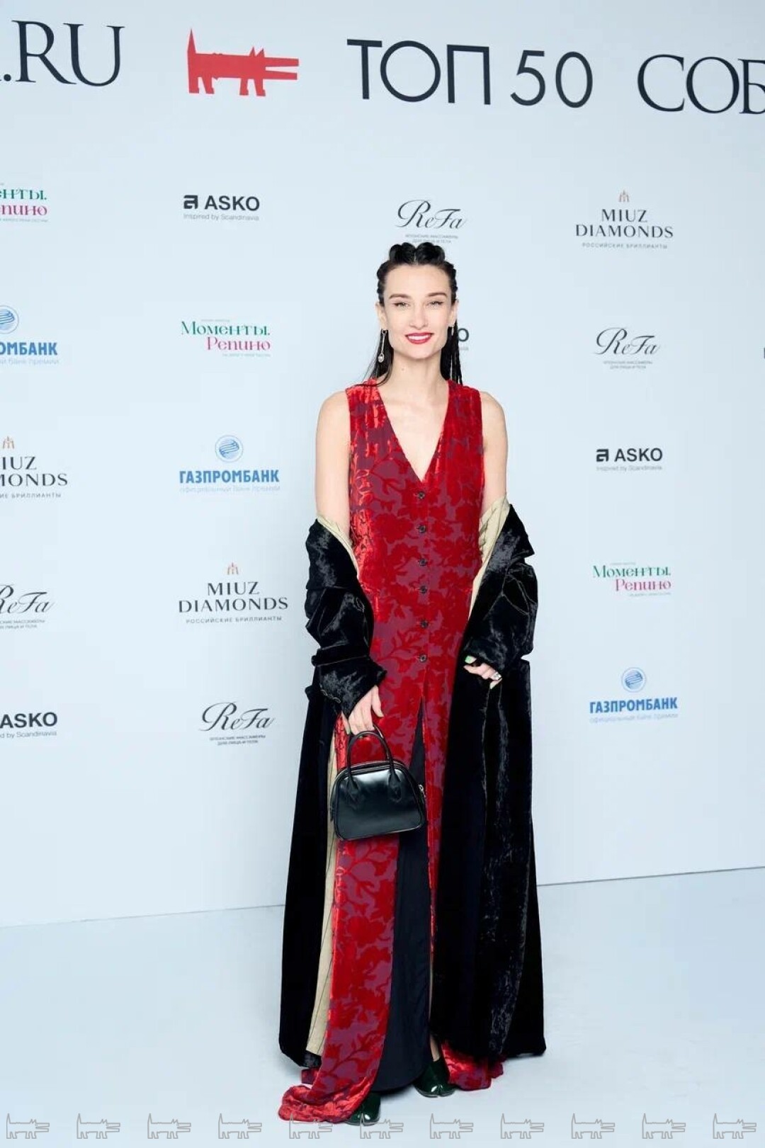 На Анне: платье ANN DEMEULEMEESTER, пальто UMA WANG, обувь MAISON MARGIELA, сумка COMME DES GARÇONS
