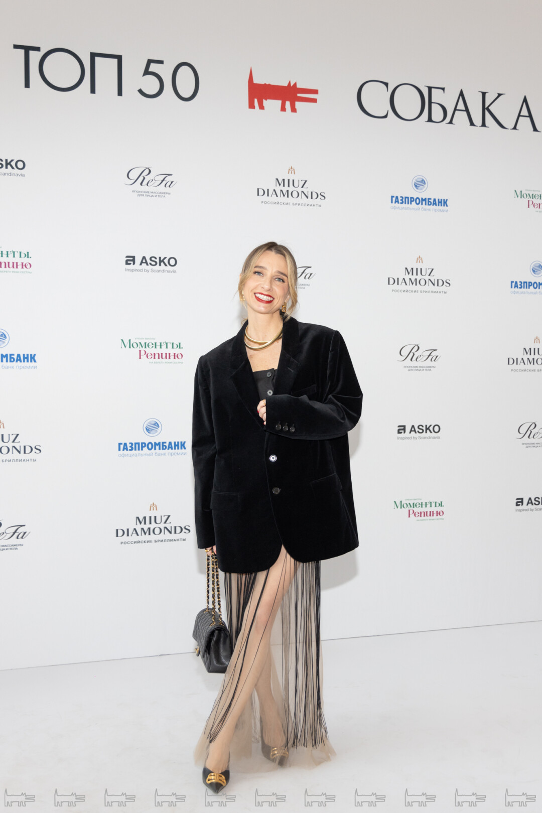 На Анастасии: юбка хендмейд, пиджак ZARA, сережки и туфли BALENCIAGA, колье IDOL, корсет COS