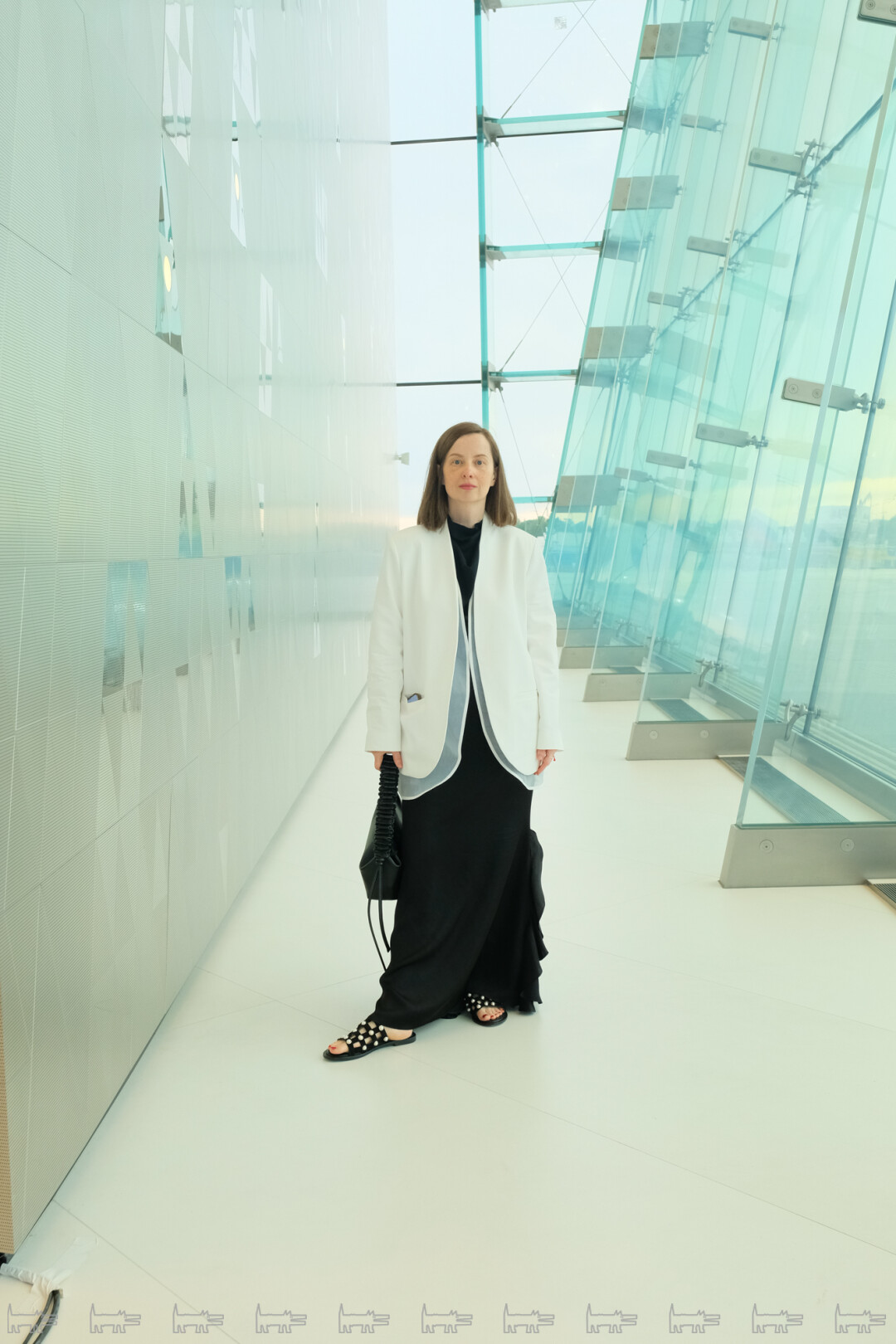 На Юлии: пиджак GATE31, топ RICK OWENS, юбка 2MOOD, сумка MISA, сабо ALESSANDRO DELL'AQUA, серьги SOLV