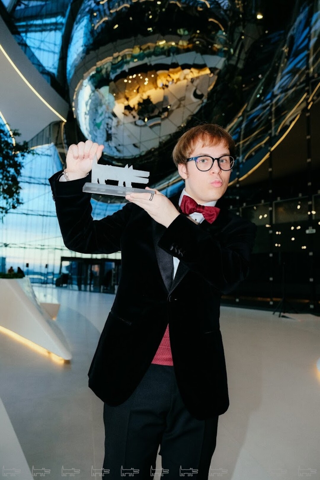 На Андрее: очки TED BAKER, брюки VAN CLIFF, рубашка WOS, ремень BALENCIAGA, украшения CHROME HEARTS