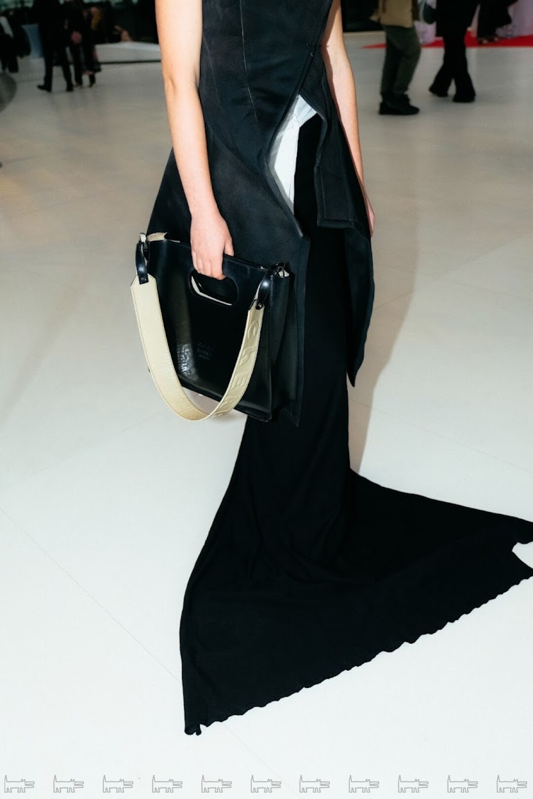 На Елизавете: тотал-лук собственного авторства (кастомный винтажный корейский жилет, юбка, баска из лонгслива и рубашки Brunello Cucinelli), сумка