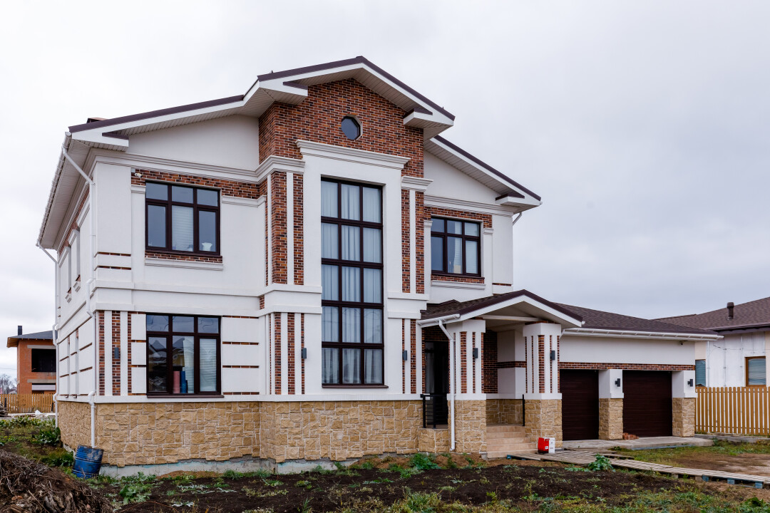 Дом площадью 315 кв.м. кухней-гостиной, пятью спальнями, террасой и пристроенным гаражом на две машины