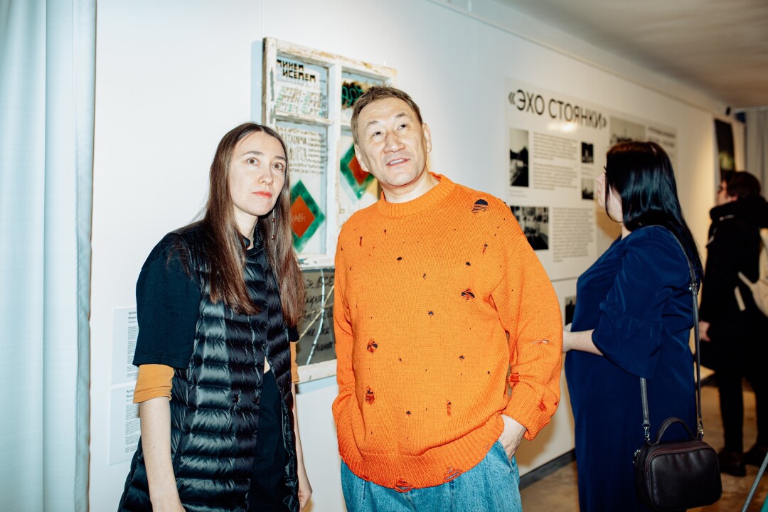 Художница Нелли Акчурина и блогер Раис Габитов на открытии выставки «Эхо стоянки»