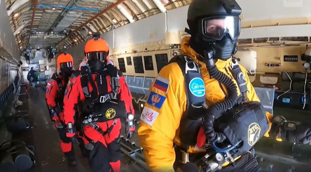 Михаил Корниенко, Александр Лынник и Денис Ефремов в шаге от стратосферы. Фото: скриншот видео НТВ